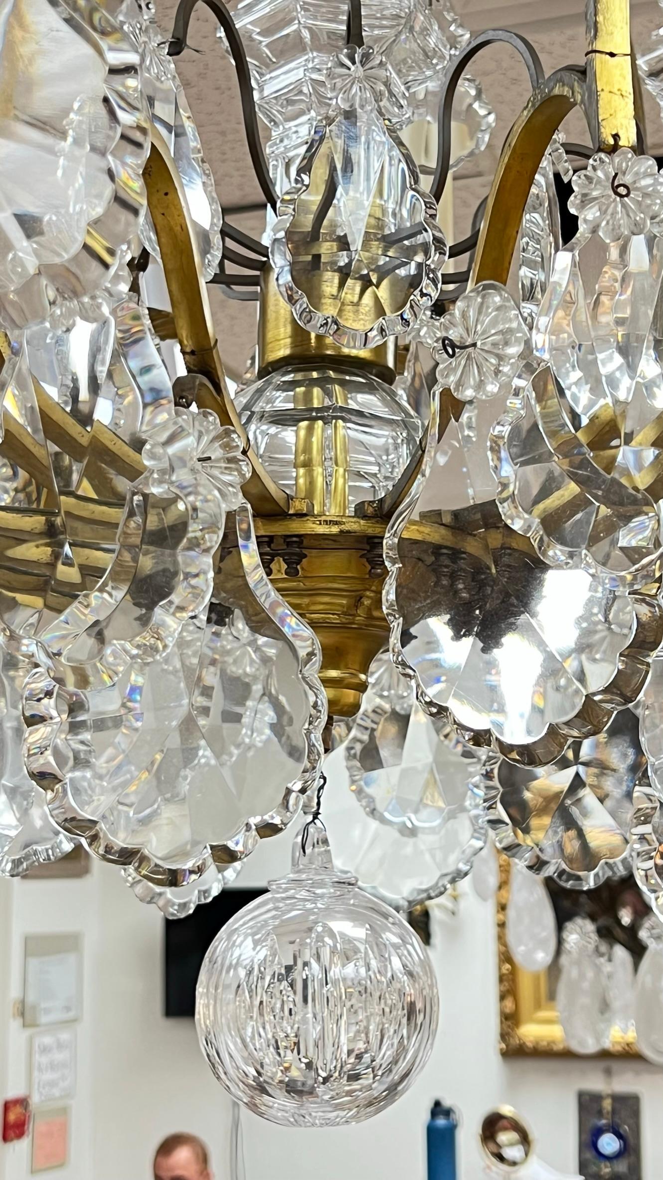 12-Licht-Kronleuchter aus vergoldeter Bronze und Kristall im Louis-XVI-Stil (Französisch) im Angebot