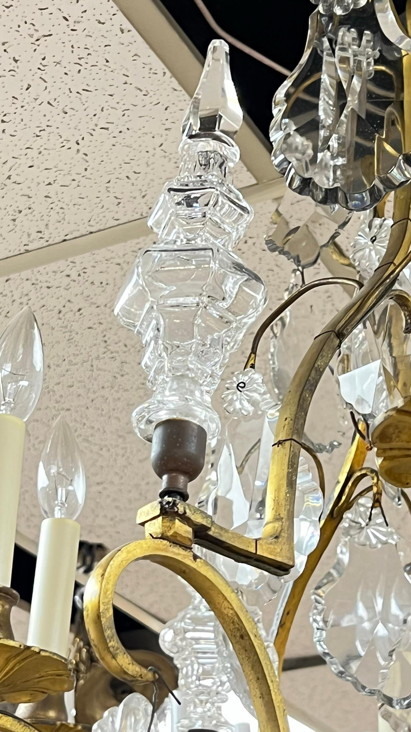 12-Licht-Kronleuchter aus vergoldeter Bronze und Kristall im Louis-XVI-Stil im Angebot 1