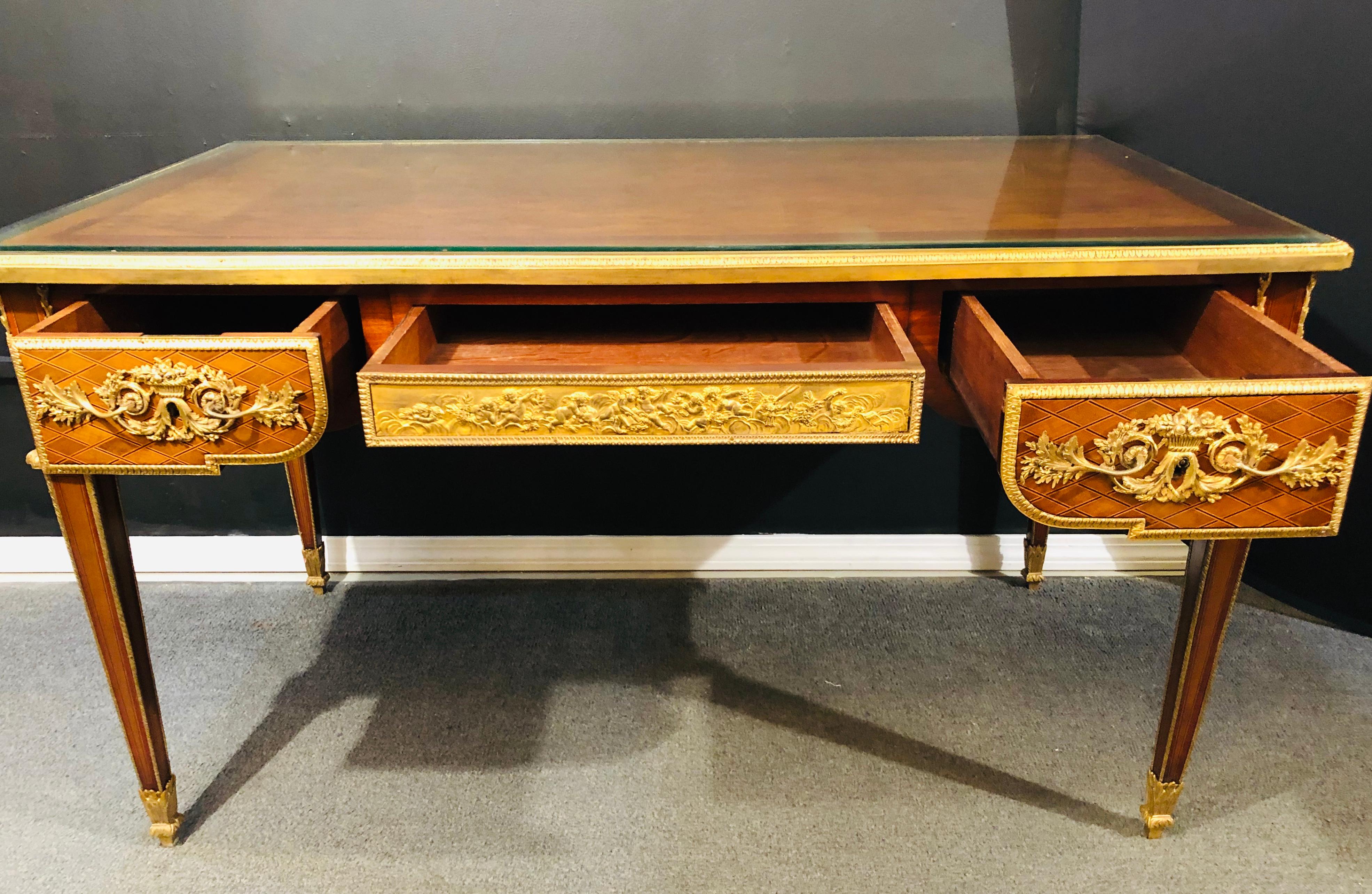 Bronze-Schreibtisch im Louis-XVI.-Stil des 19. und 20. Jahrhunderts mit Gliedern im Angebot 5