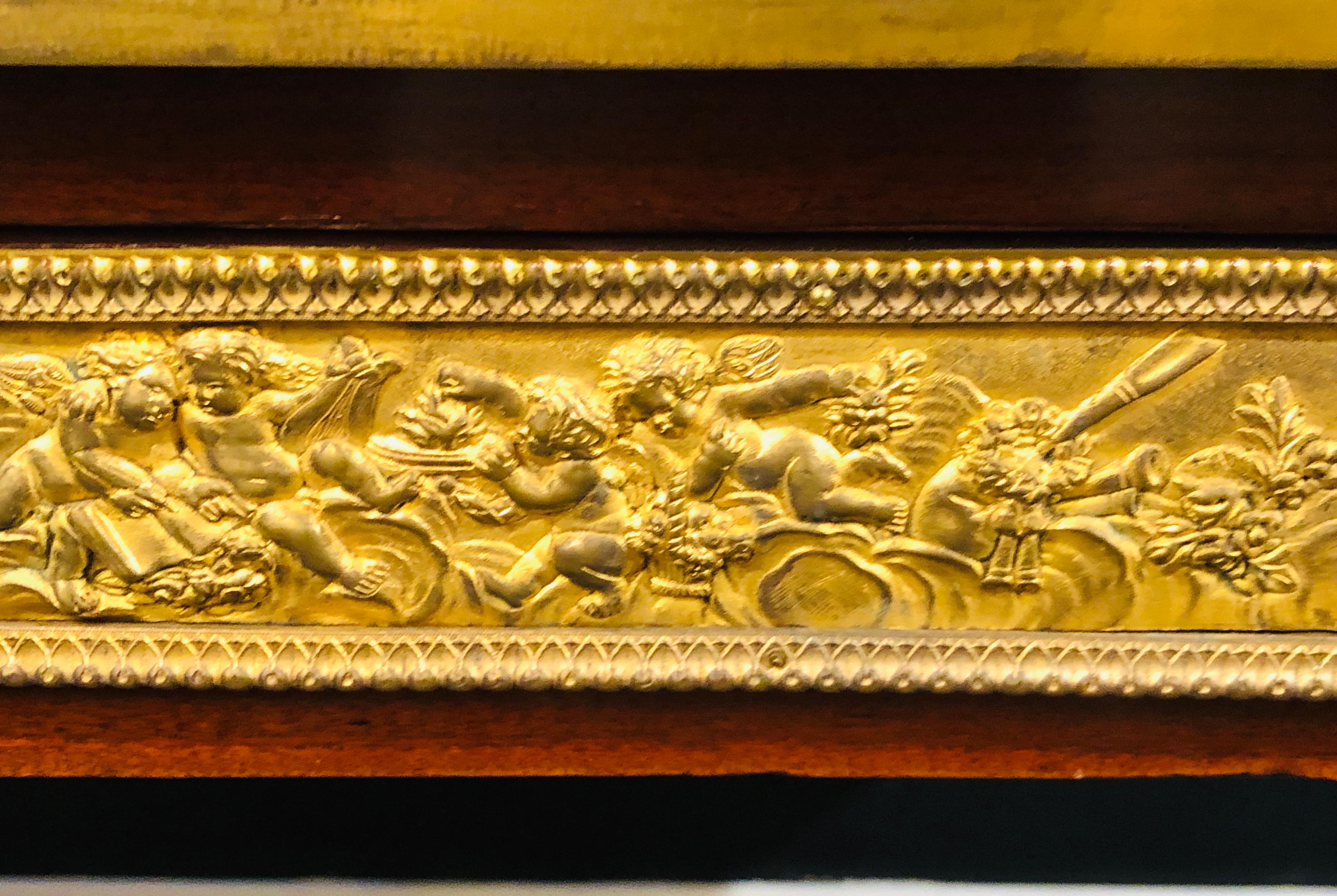 Bronze-Schreibtisch im Louis-XVI.-Stil des 19. und 20. Jahrhunderts mit Gliedern im Angebot 8