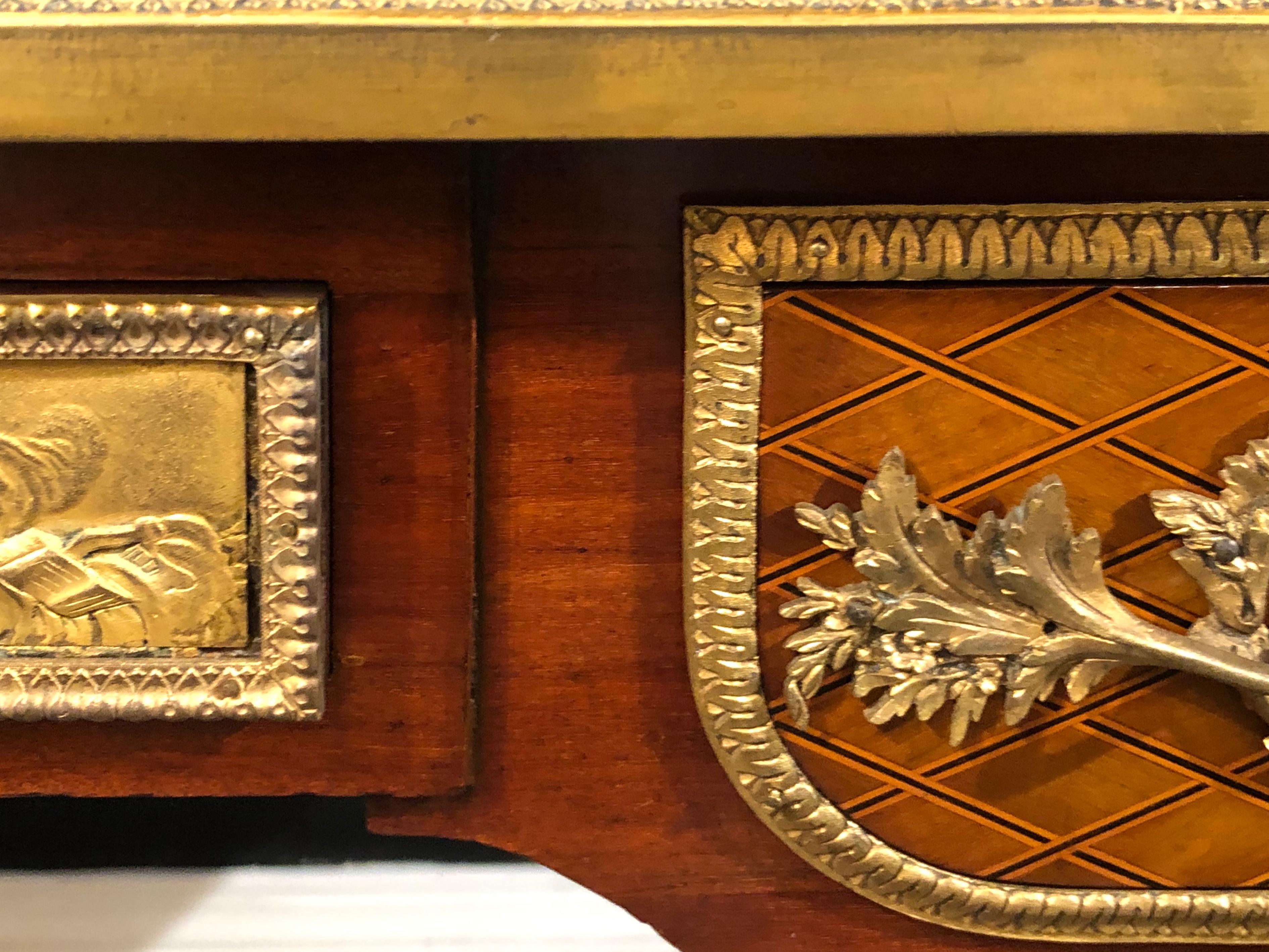 Bronze-Schreibtisch im Louis-XVI.-Stil des 19. und 20. Jahrhunderts mit Gliedern im Angebot 9