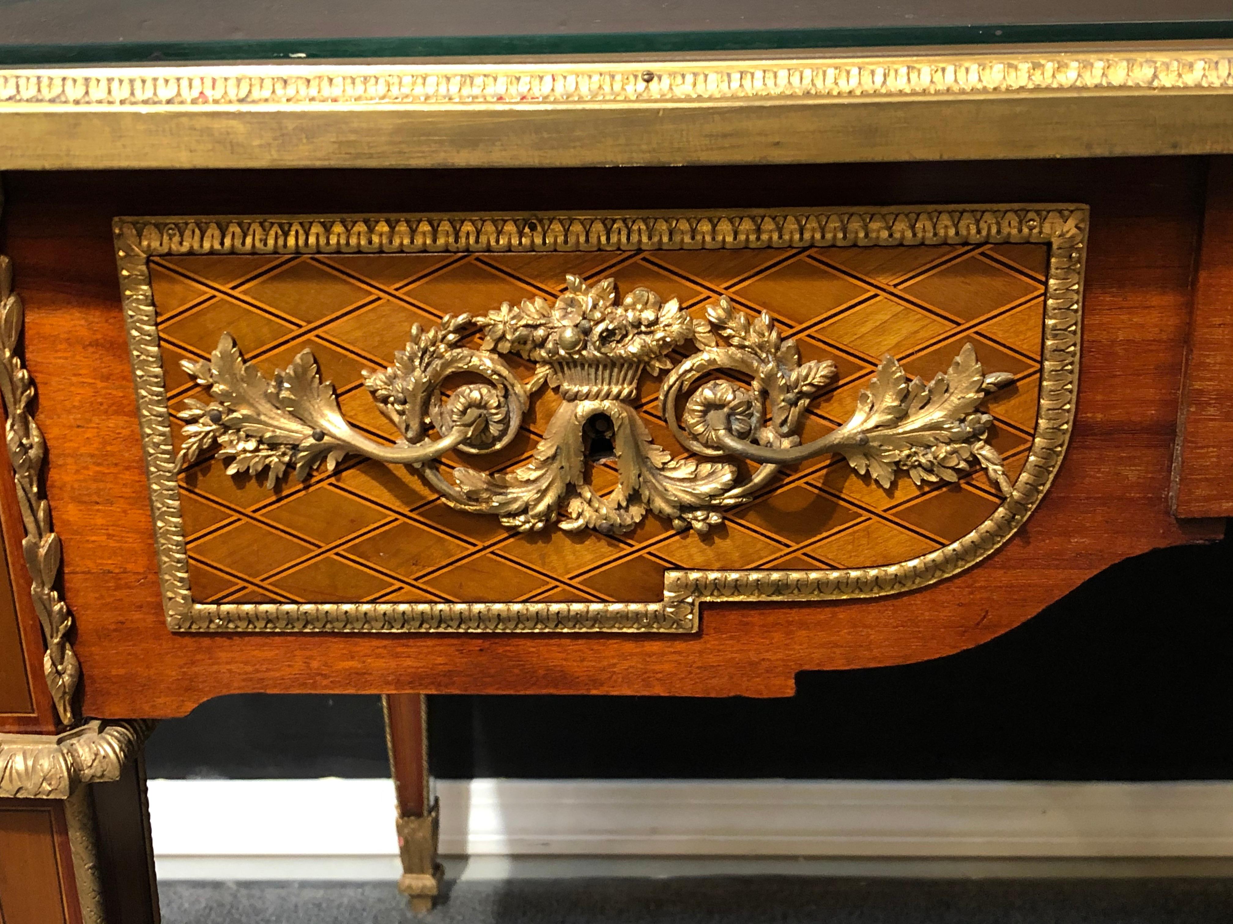 Bronze-Schreibtisch im Louis-XVI.-Stil des 19. und 20. Jahrhunderts mit Gliedern im Angebot 13