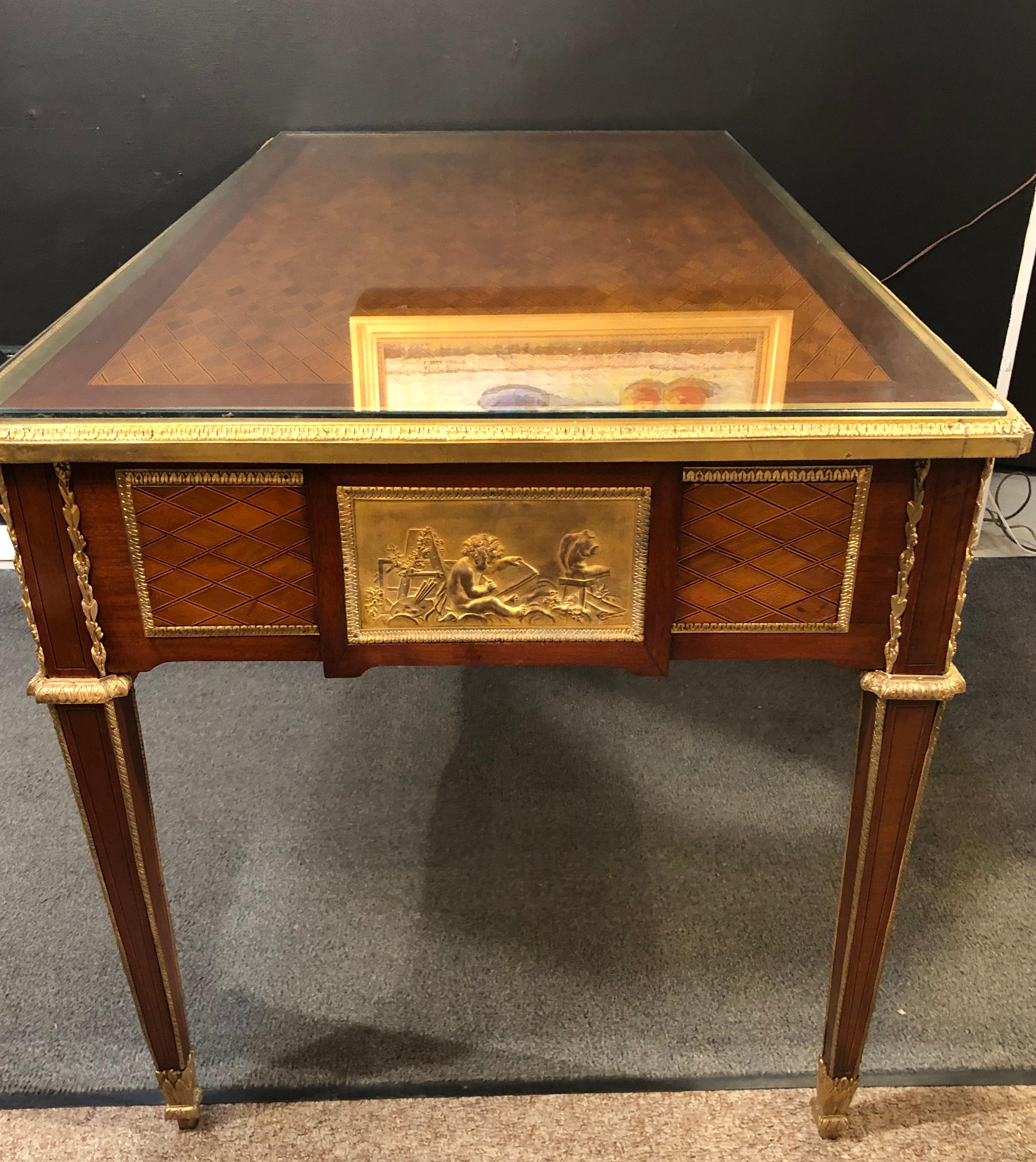 Bronze-Schreibtisch im Louis-XVI.-Stil des 19. und 20. Jahrhunderts mit Gliedern im Zustand „Gut“ im Angebot in Stamford, CT