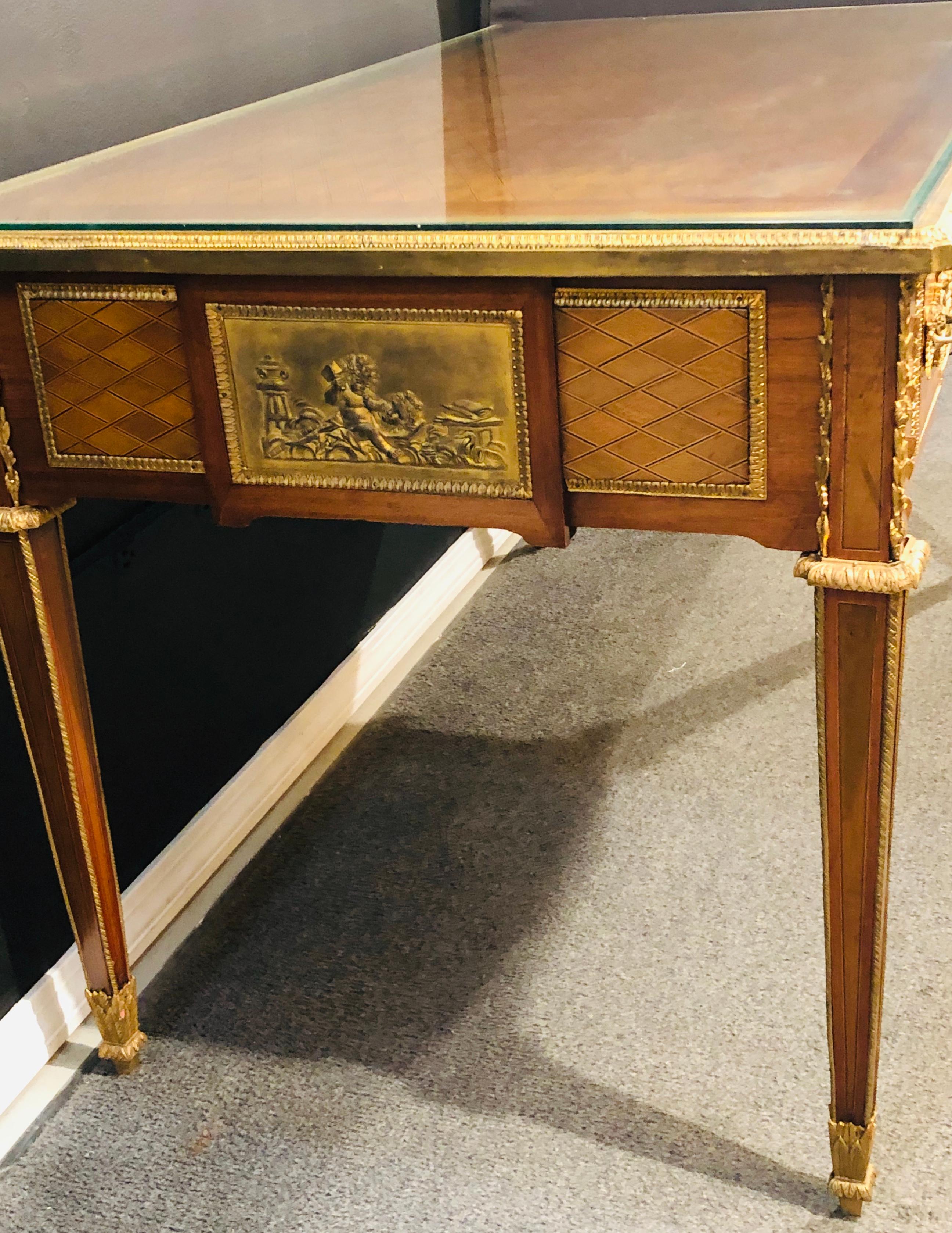 Bronze-Schreibtisch im Louis-XVI.-Stil des 19. und 20. Jahrhunderts mit Gliedern im Angebot 1