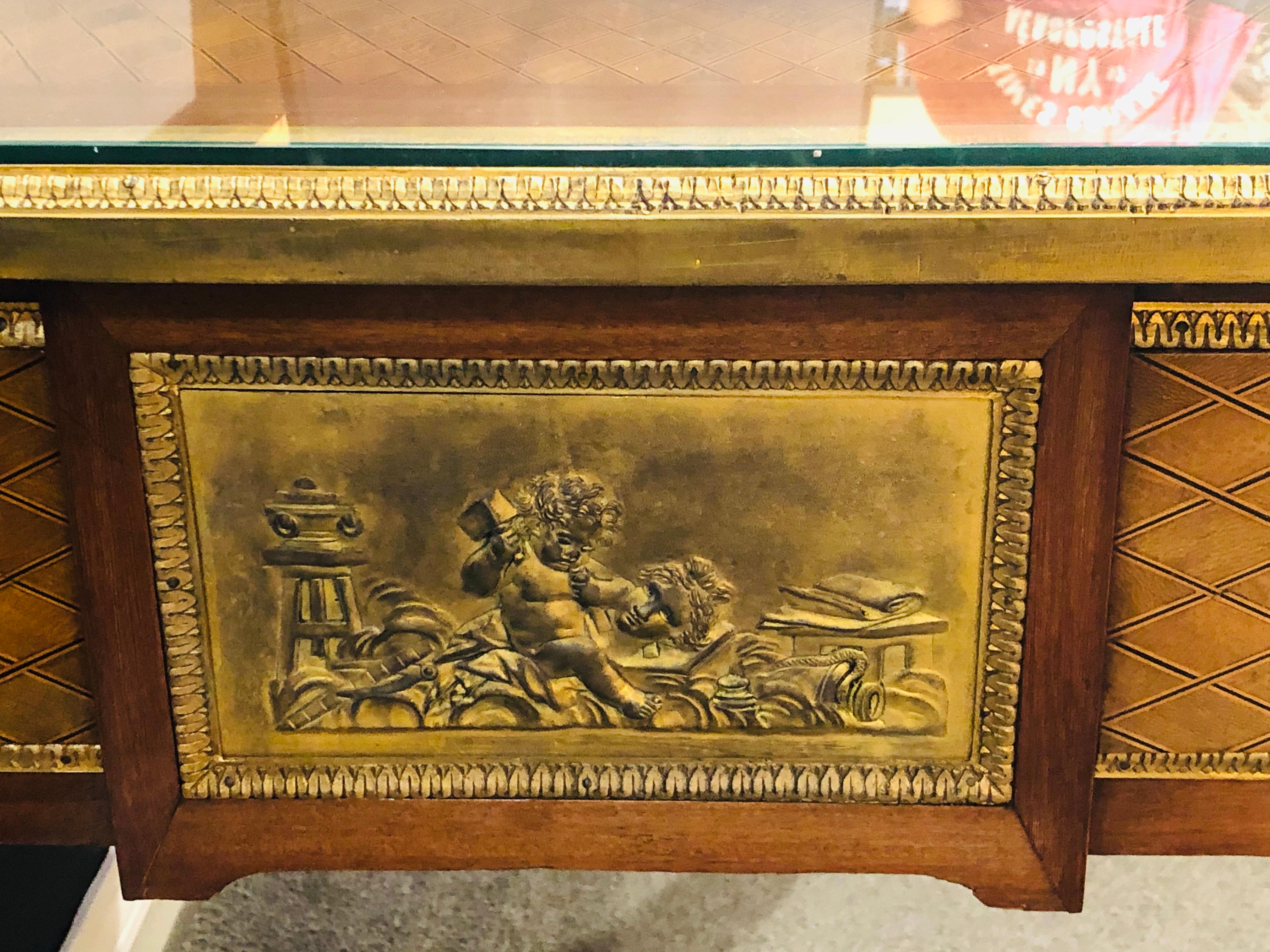 Bronze-Schreibtisch im Louis-XVI.-Stil des 19. und 20. Jahrhunderts mit Gliedern im Angebot 3