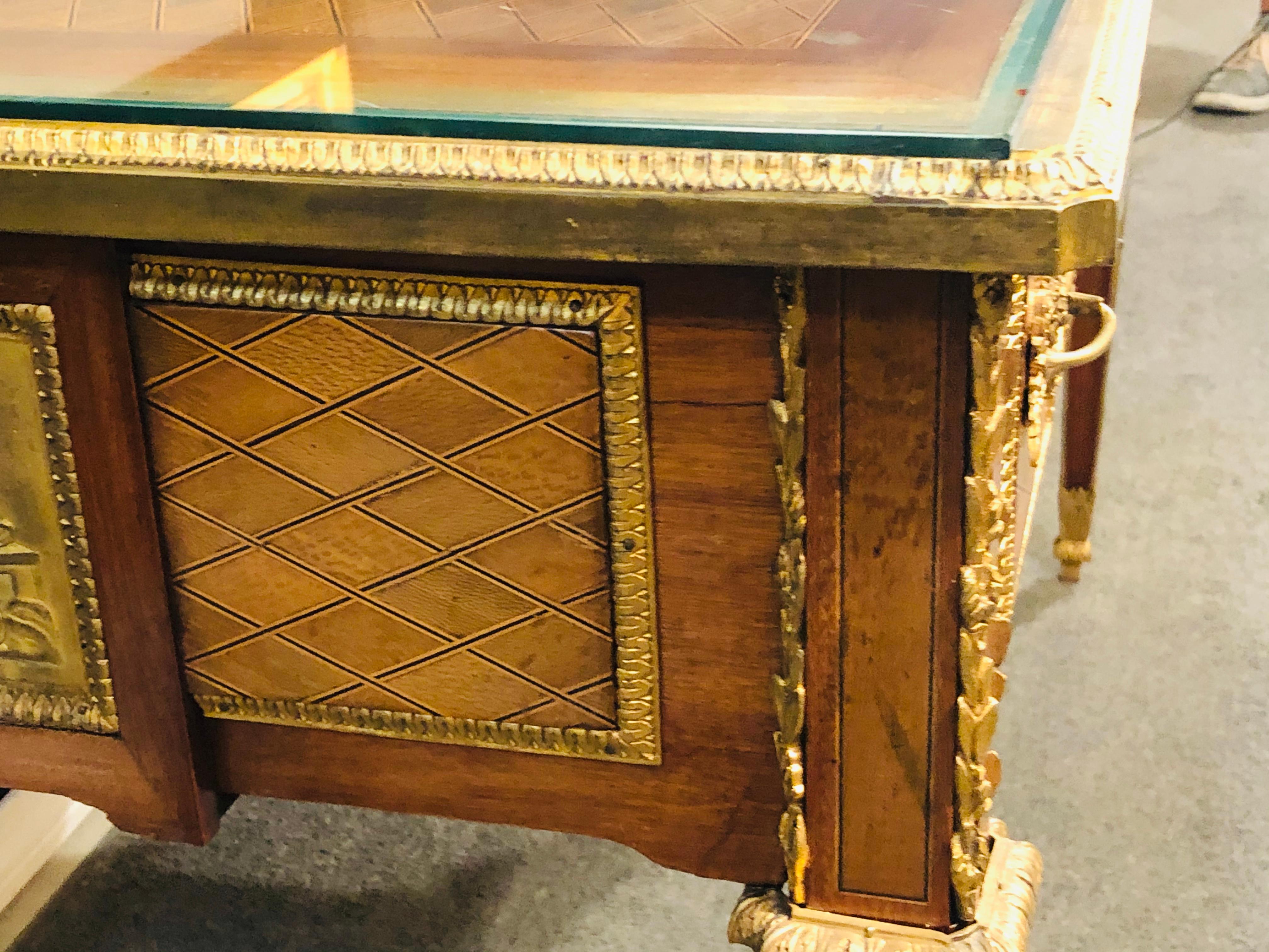 Bronze-Schreibtisch im Louis-XVI.-Stil des 19. und 20. Jahrhunderts mit Gliedern im Angebot 4