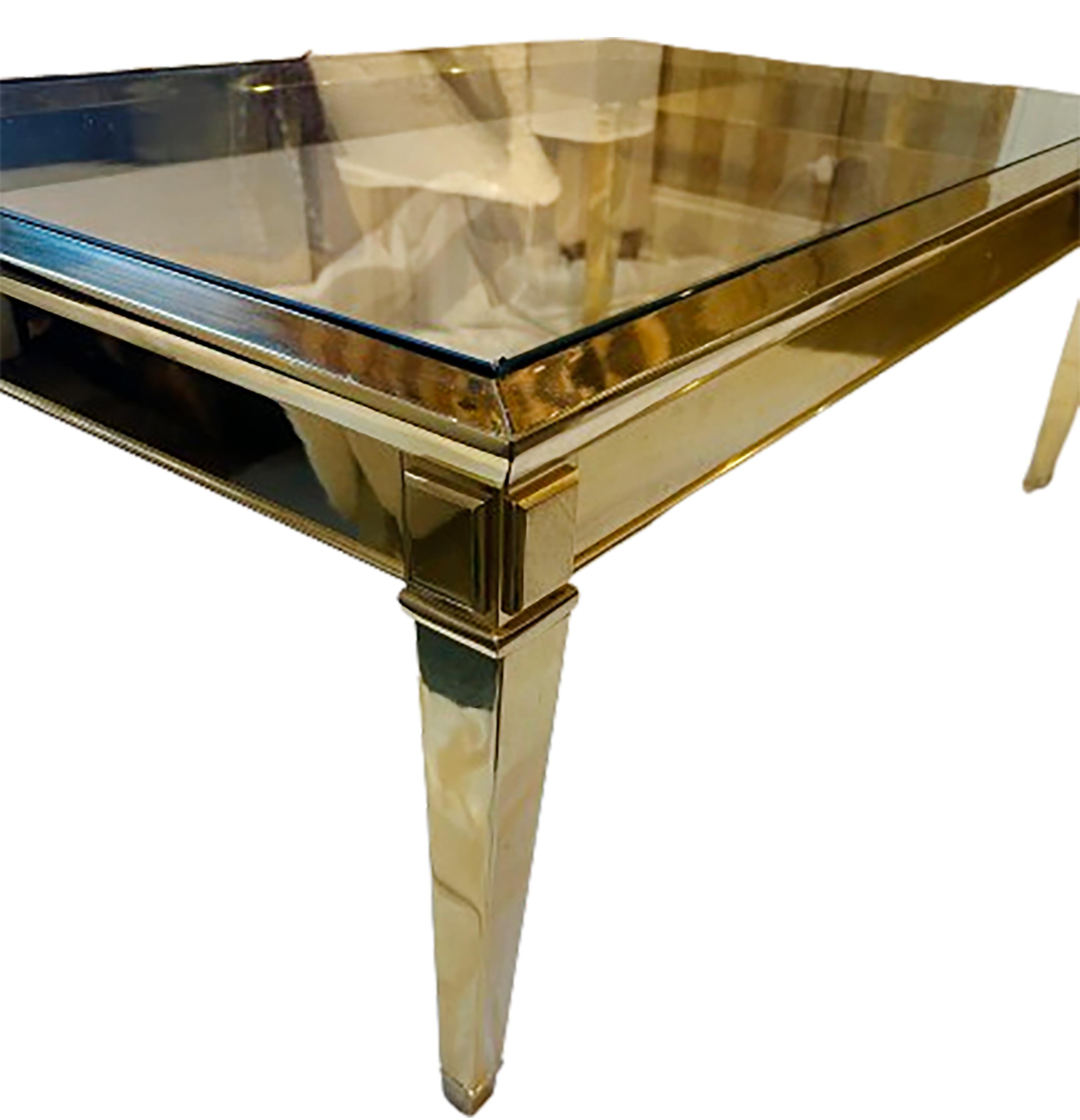 Une charmante table basse de style Louis XVI. Cadre et pieds en laiton avec un plateau en verre. Finition polie brillante. Fabriqué vers 1970.

Aucune marque évidente sur le fond de la base ou de la pièce. 

En très bon état. Usure légère