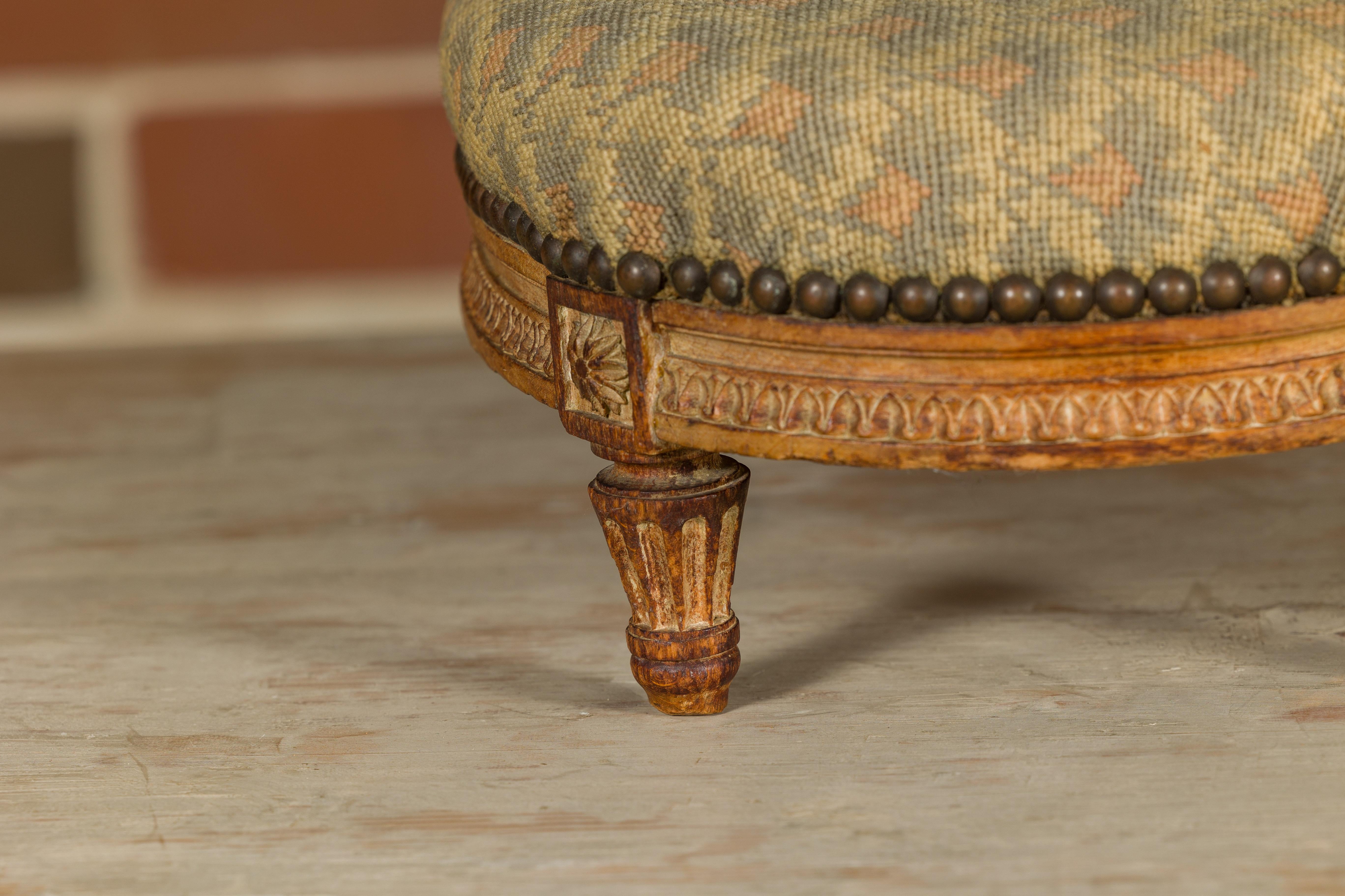 Louis XVI Stil 19. Jahrhundert Französisch gestempelt Pihouée Fußbank mit geschnitzten Dekor im Angebot 6