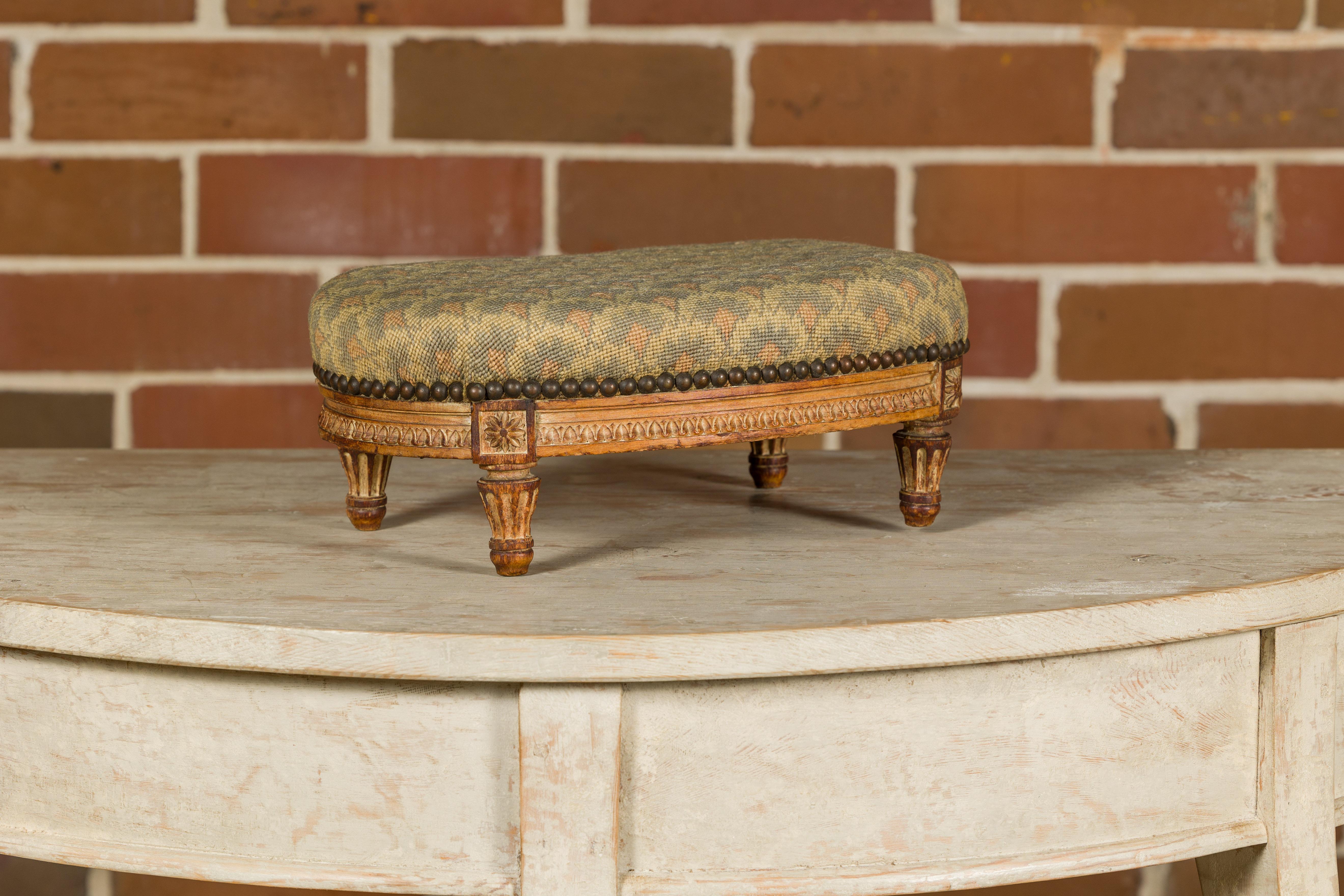Louis XVI Style 19th Century French Stamped Pihouée Footstool with Carved Décor In Good Condition For Sale In Atlanta, GA