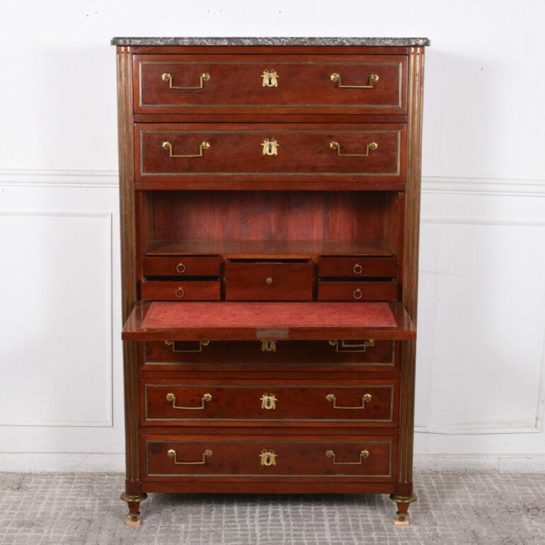 Precioso secretaire del siglo XIX de color caoba rico estilo Luis XVI C.1880.
Dimensiones:
W: 37″
D: 16″
T: 60.5″
Altura del escritorio: 28,5″.