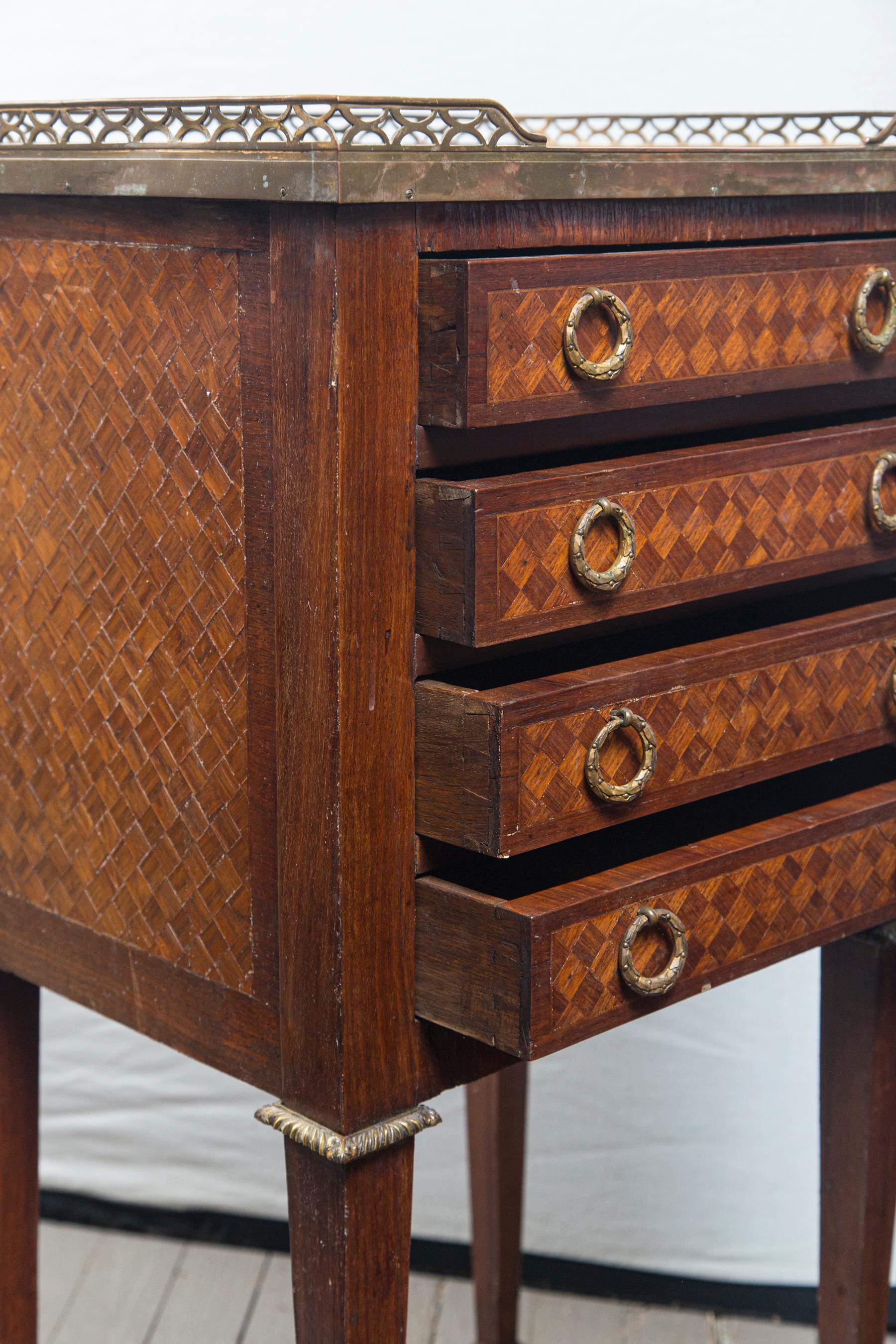 Louis XVI Style 4-Drawer, Marble Topped End Table In Good Condition For Sale In Woodbury, CT