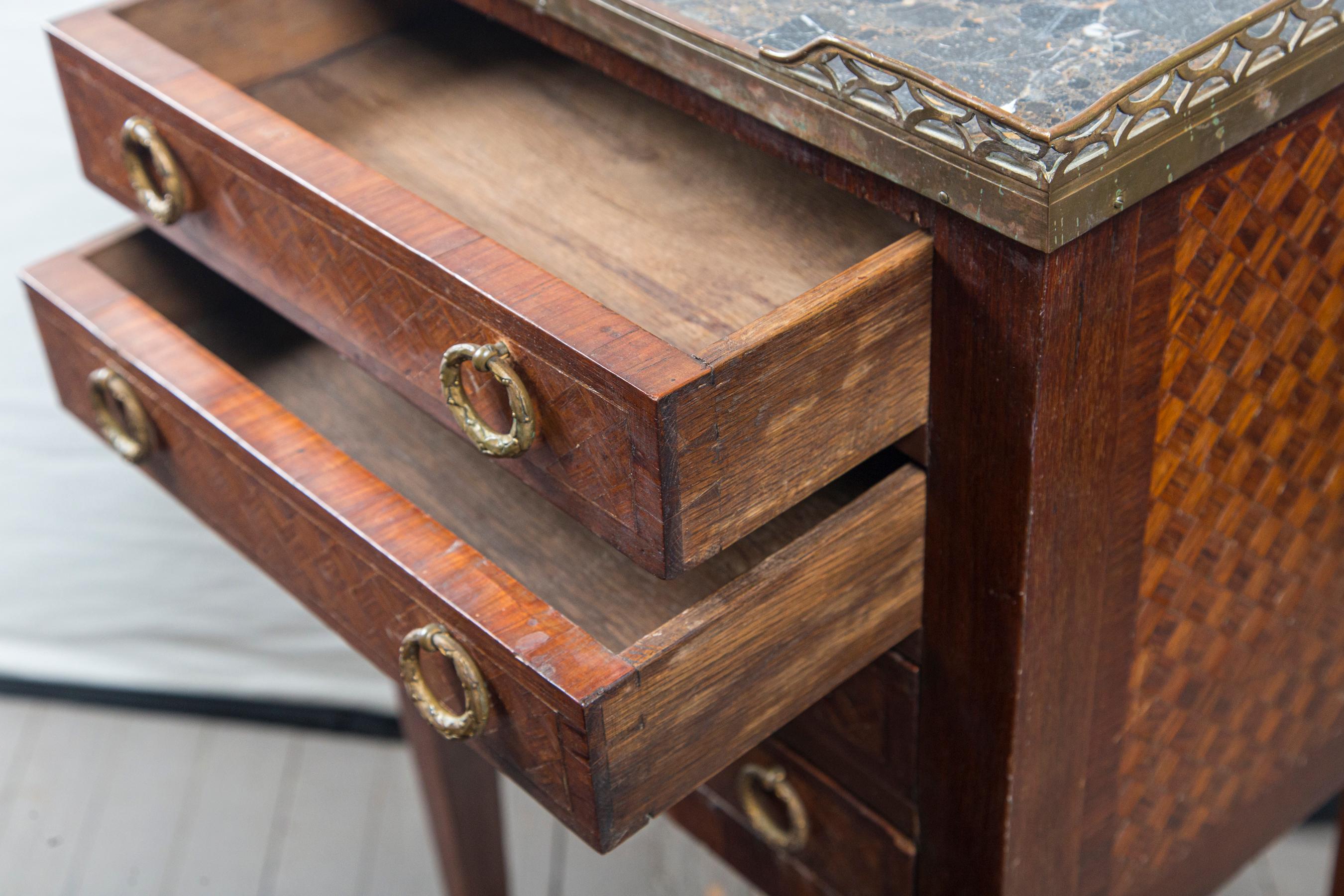 Brass Louis XVI Style 4-Drawer, Marble Topped End Table For Sale