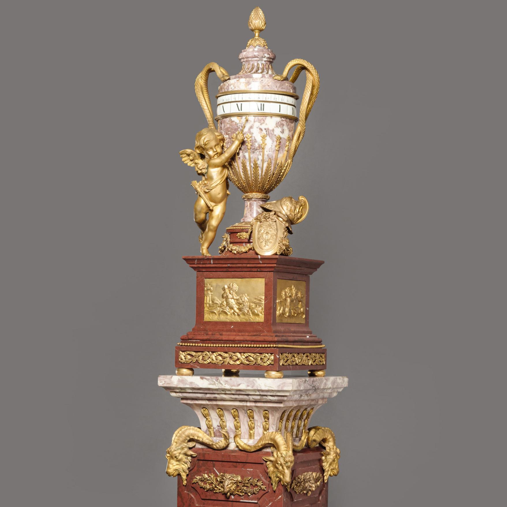 Eine seltene Sockeluhr im Louis XVI-Stil mit vergoldeter Bronze und ringförmigem Zifferblatt aus Marmor in der Art von Jean-André und Jean-Baptiste Lepaute, zugeschrieben von Dufaud, Paris.

Das zweizügige Acht-Tage-Werk mit kreisförmigen Platinen