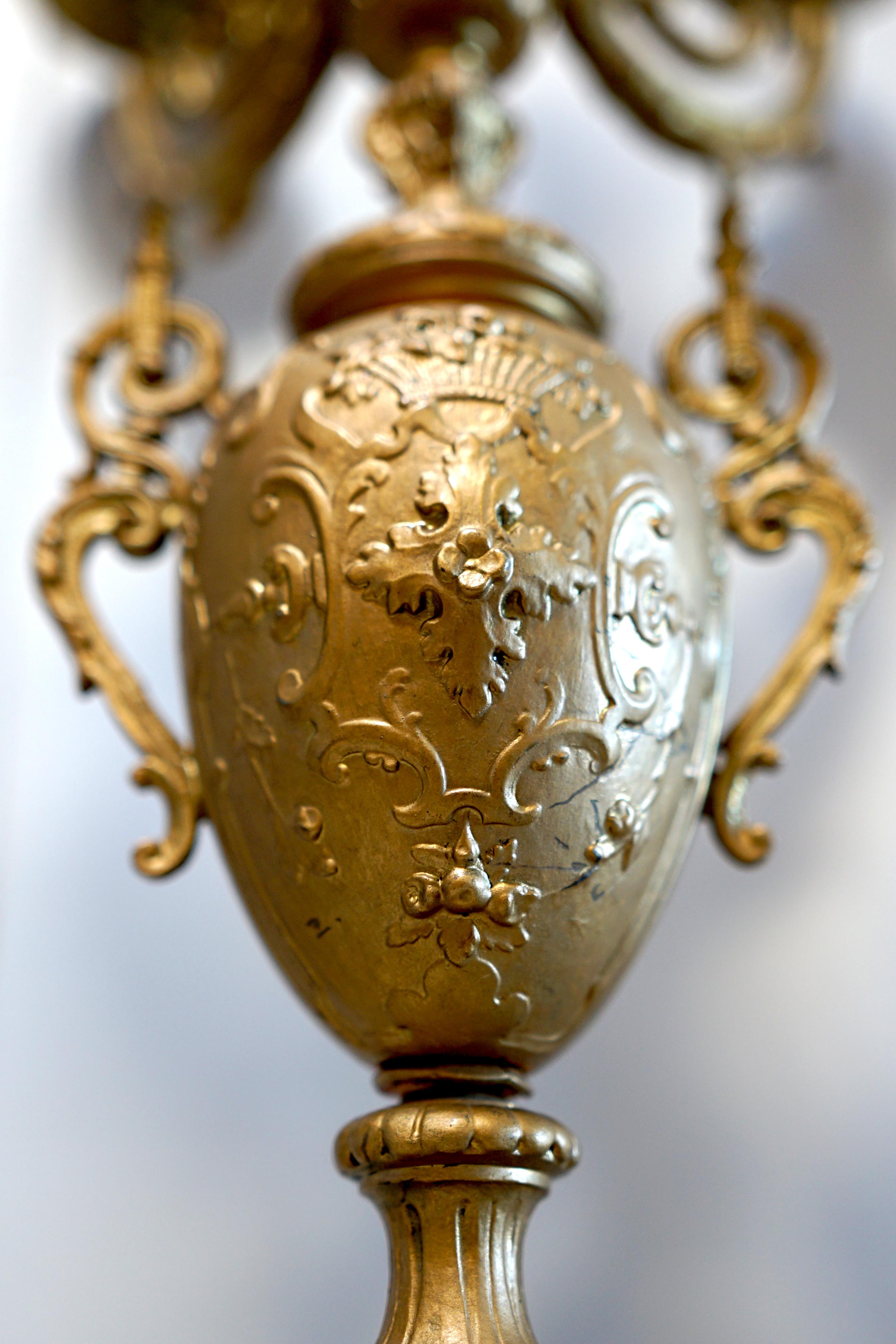 Si tratta di un bellissimo pezzo in stile Luigi XVI, arricchito da dettagli come le foglie d'acanto e il centro a forma di urna. La presentazione complessiva del candelabro e la base in onice verde creano un contrasto sorprendente con la finitura