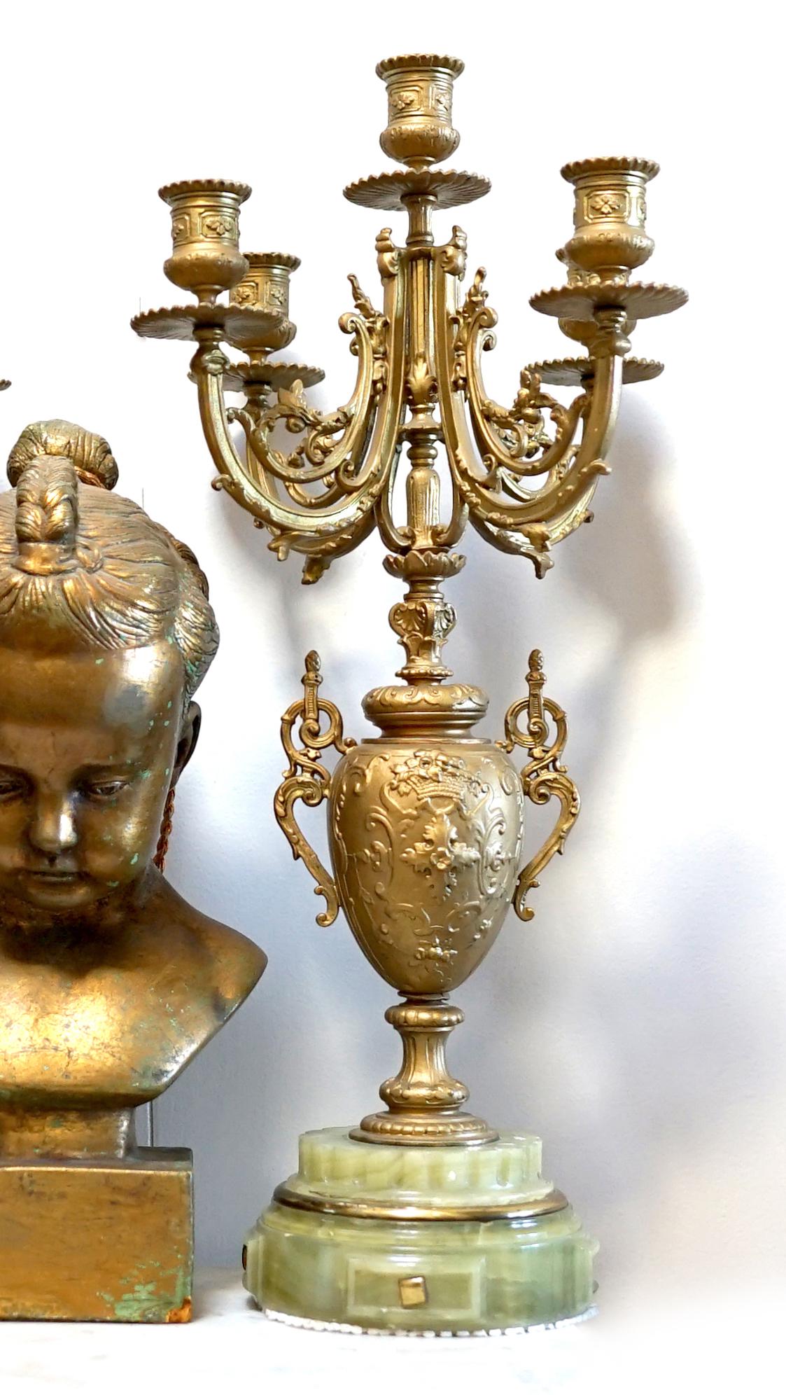 Dorato Candelabro neoclassico in ottone antico e onice in stile Luigi XVI in vendita