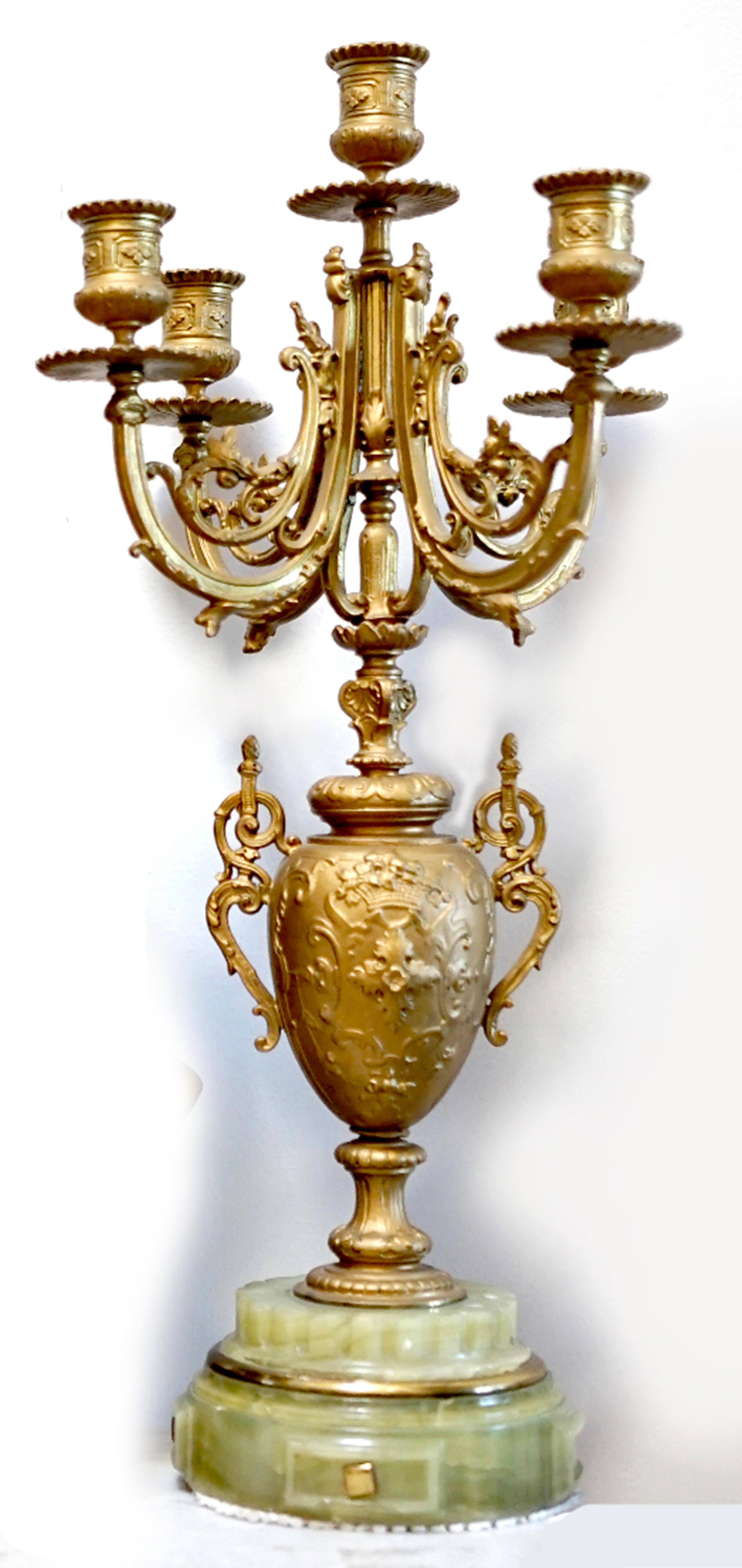 Candelabro neoclassico in ottone antico e onice in stile Luigi XVI In condizioni buone in vendita a Lomita, CA
