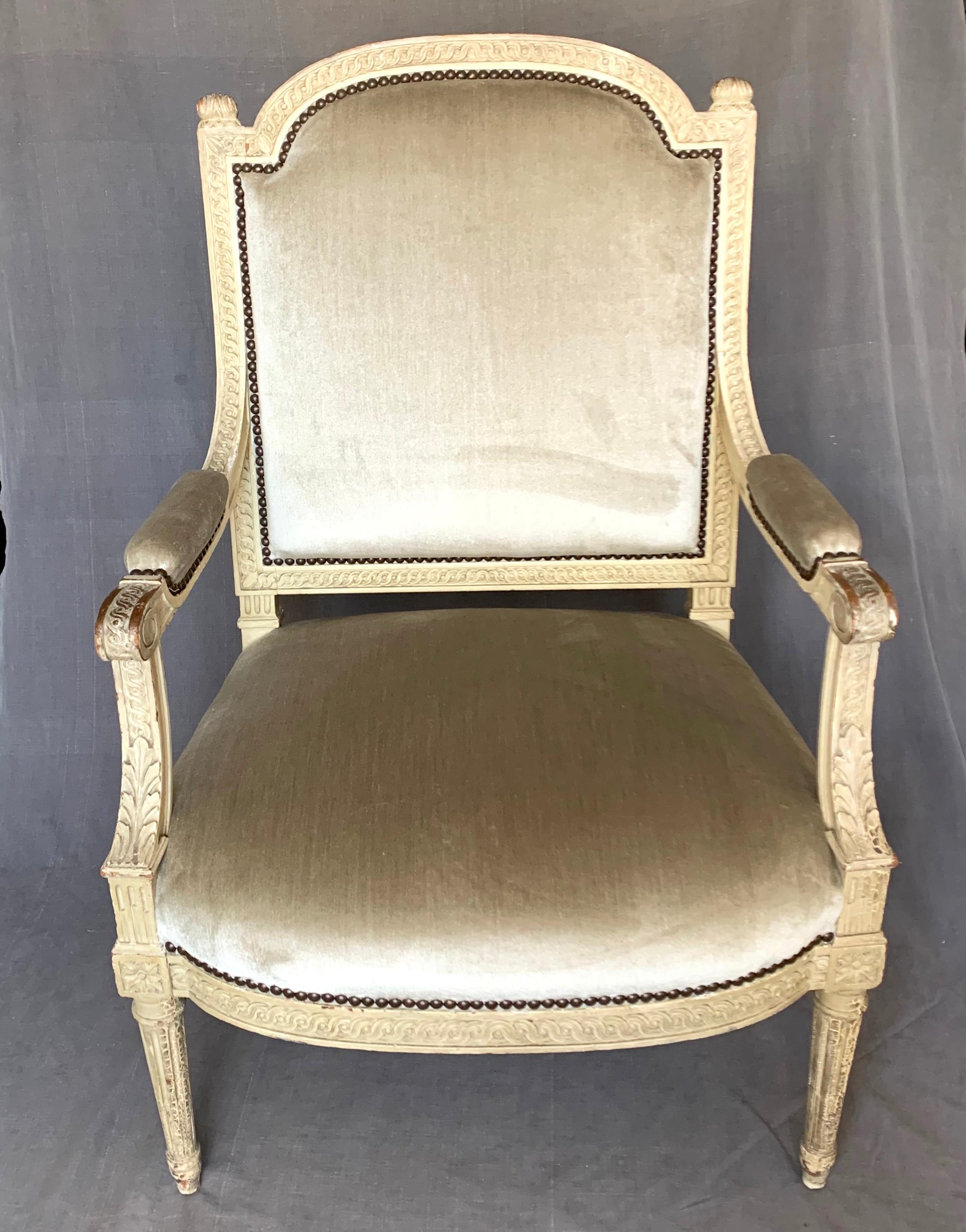 Louis XVI style armchair in camel silk velvet. Large vintage carved and painted wood open armchair / fauteuil in silvered camel silk velvet with grey silk taffeta back. Attributed to Jansen. Continental, first quarter of 20th century
Dimensions: