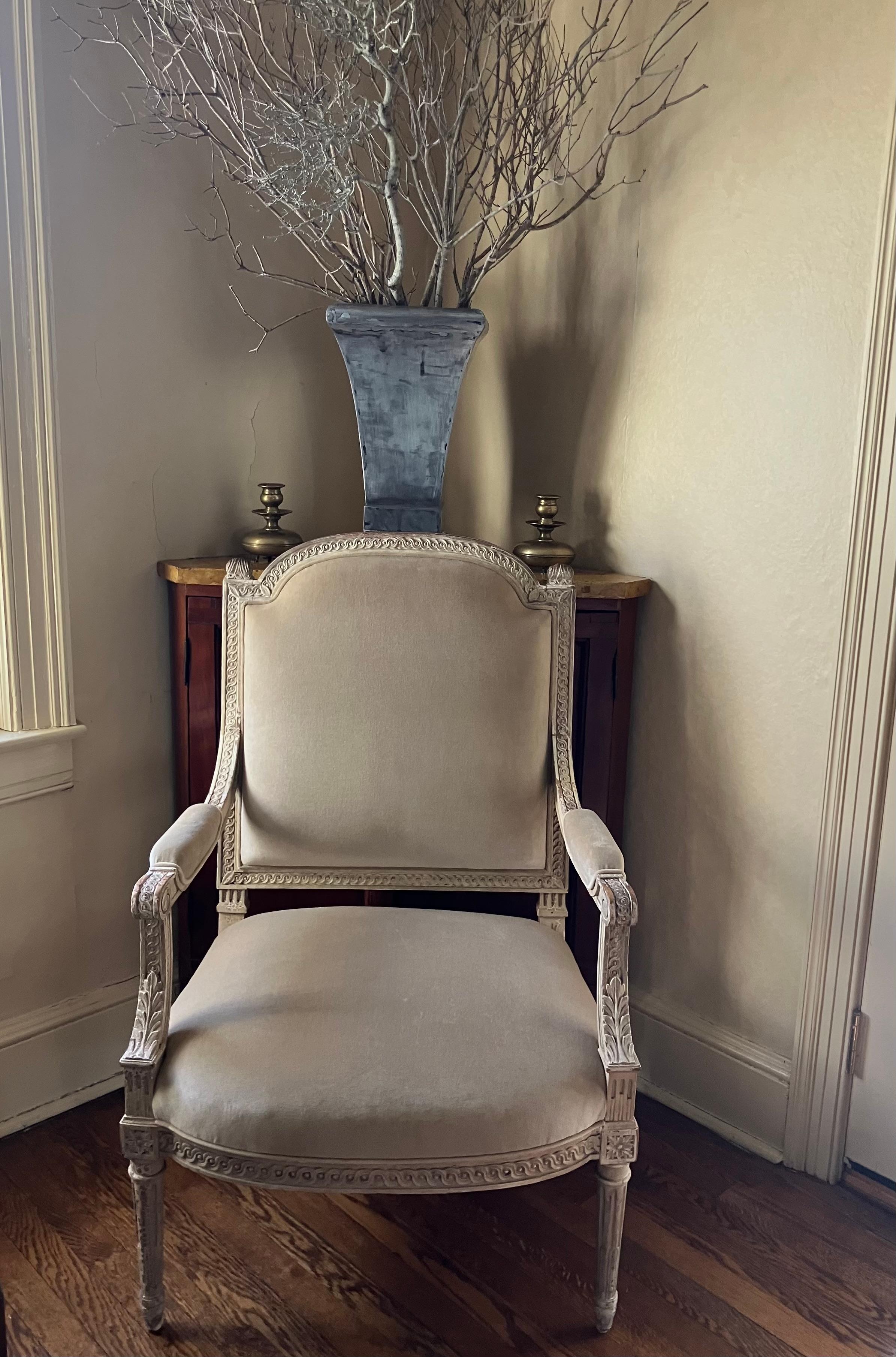 Louis XVI style armchair in camel cotton velvet. Large vintage carved and painted wood open French armchair / fauteuil in silvered camel silk velvet with grey silk taffeta back. Attributed to Jansen. Continental, first quarter of 20th