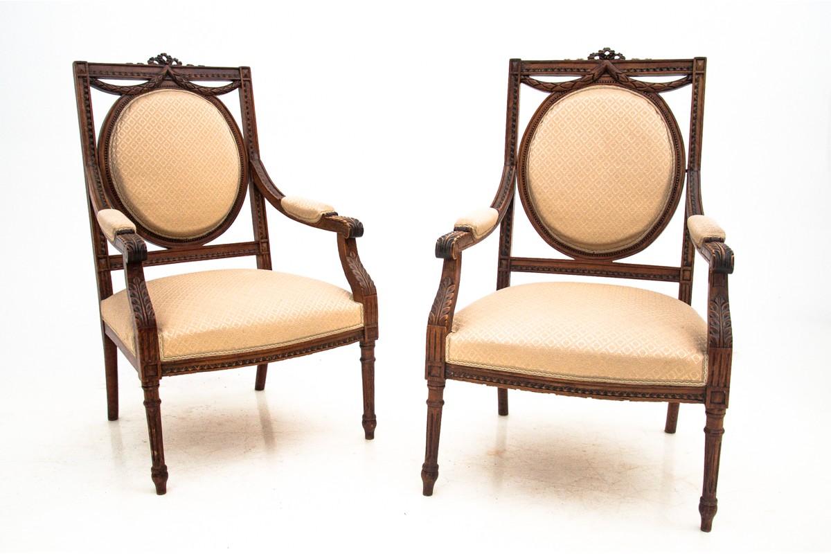 A Louis XVI style armchair set, France, circa 1880.

Very good condition.

Wood: walnut

Dimensions: height 102 cm, seat height 38 cm, width 60 cm, depth 67 cm.