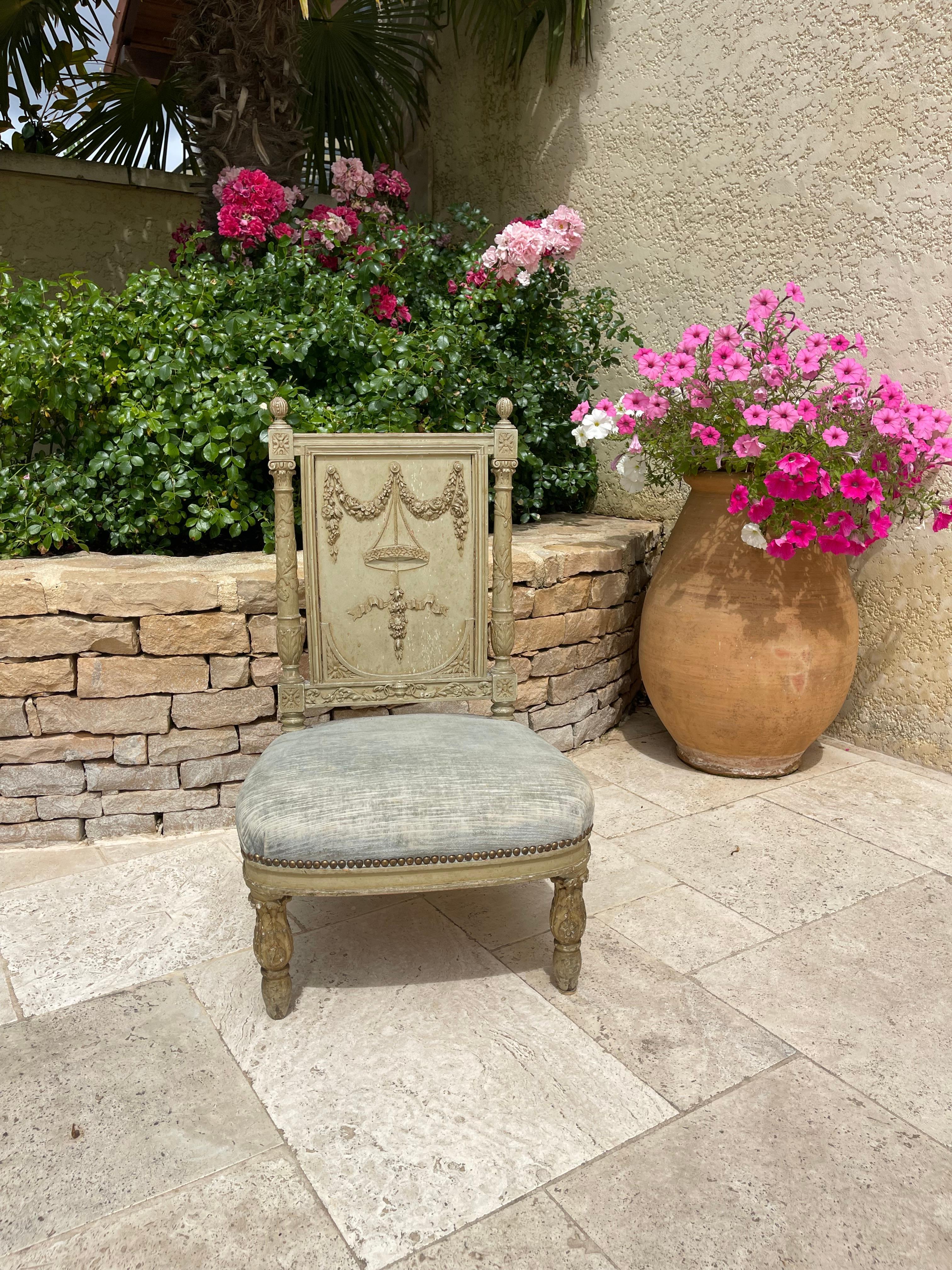 Sillón, pequeña silla infantil de madera lacada y tallada de la época de Napoleón III en estilo Luis XVI. Está en buen estado.

Dimensiones
Altura total 82 cm
Altura del asiento 32 cm
Anchura 48 cm
Profundidad 43 cm