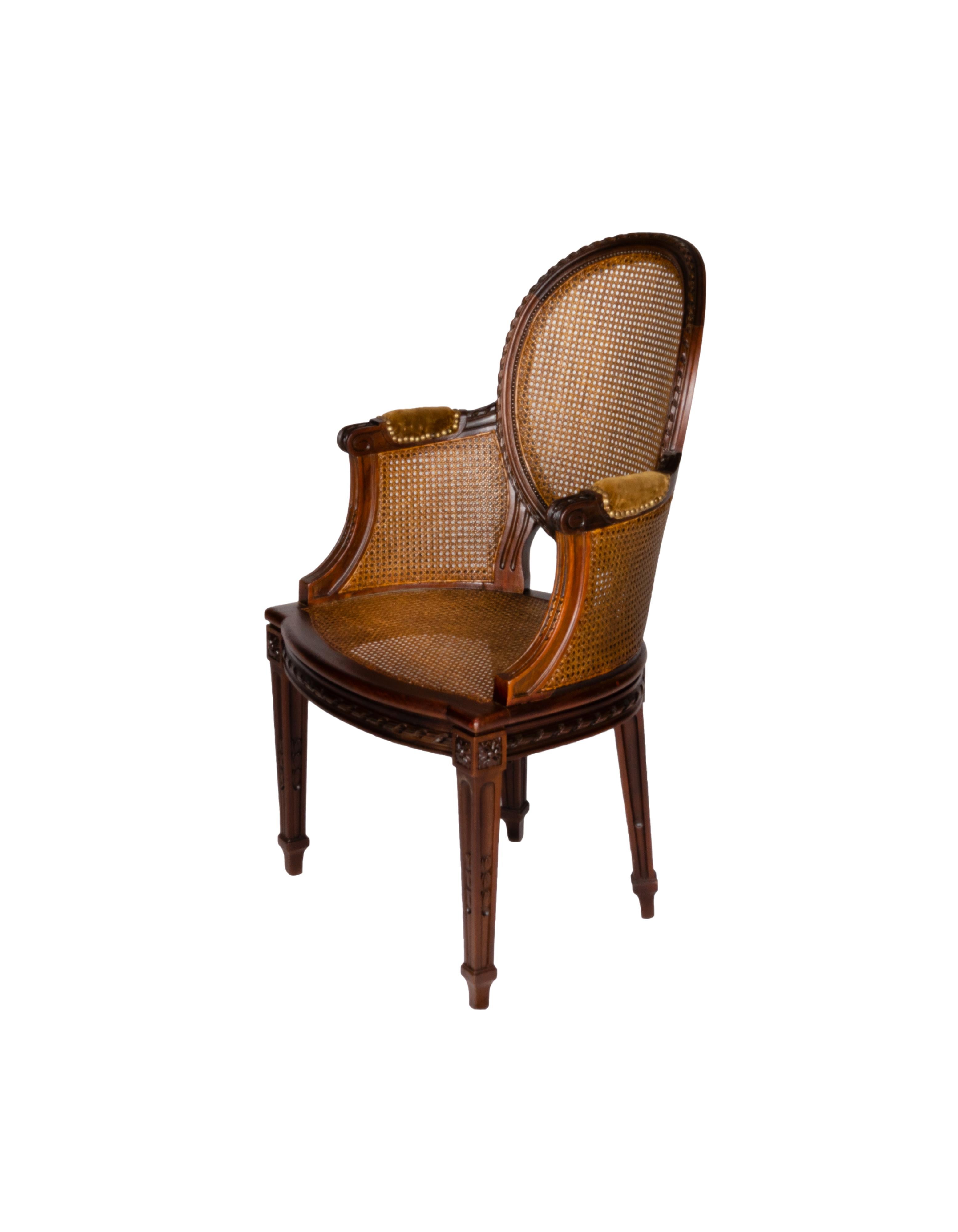 Sillón ovalado con patas acanaladas, asiento y respaldo elípticos, reposabrazos recurvados, asiento y respaldo de paja natural tejida en buen estado.

Marcas de uso en los brazos.

Ten en cuenta que los colores de los artículos pueden variar según