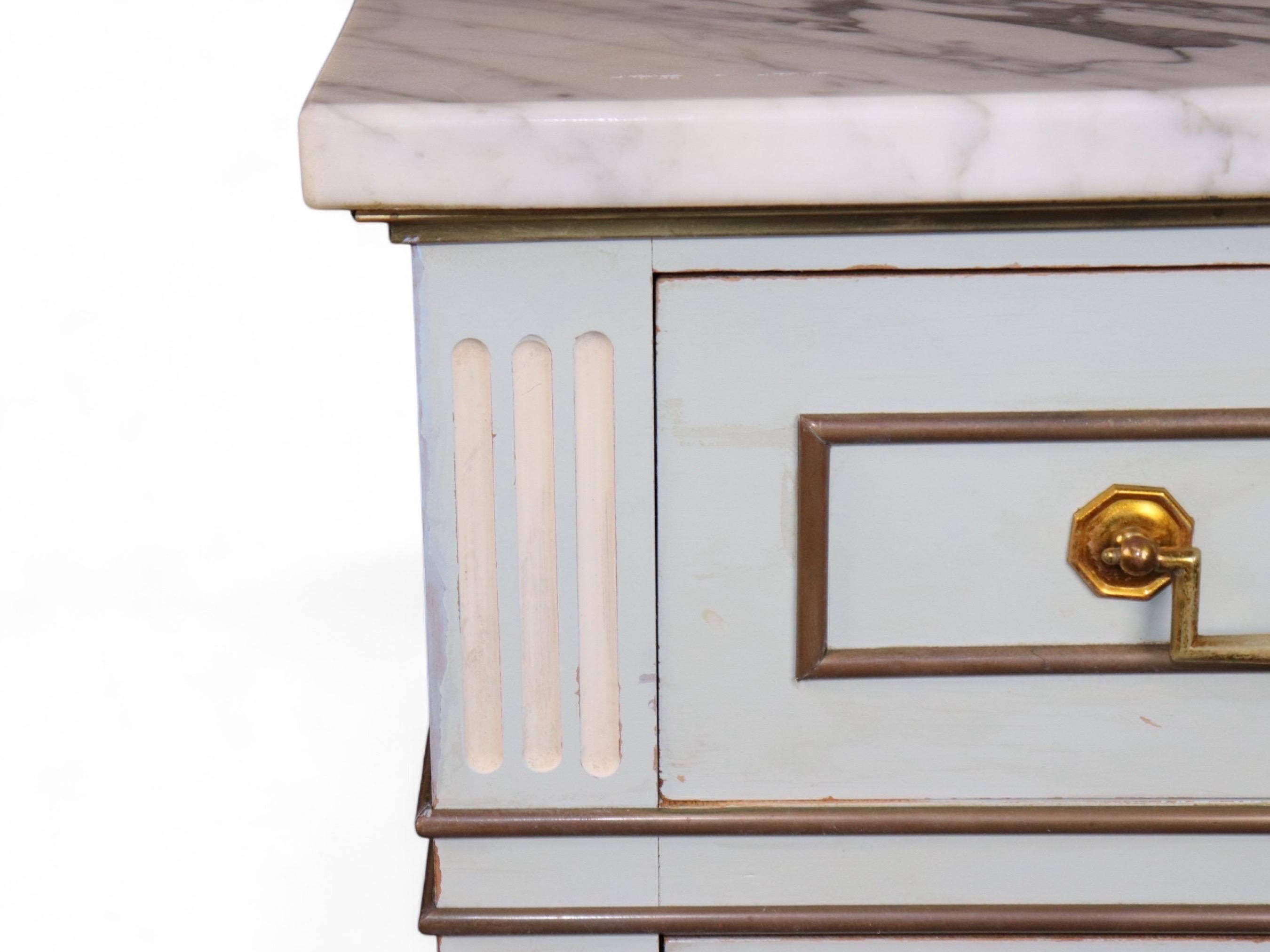 Cassettone in stile Luigi XVI decorato con vernice blu baby e piano in marmo in vendita 3