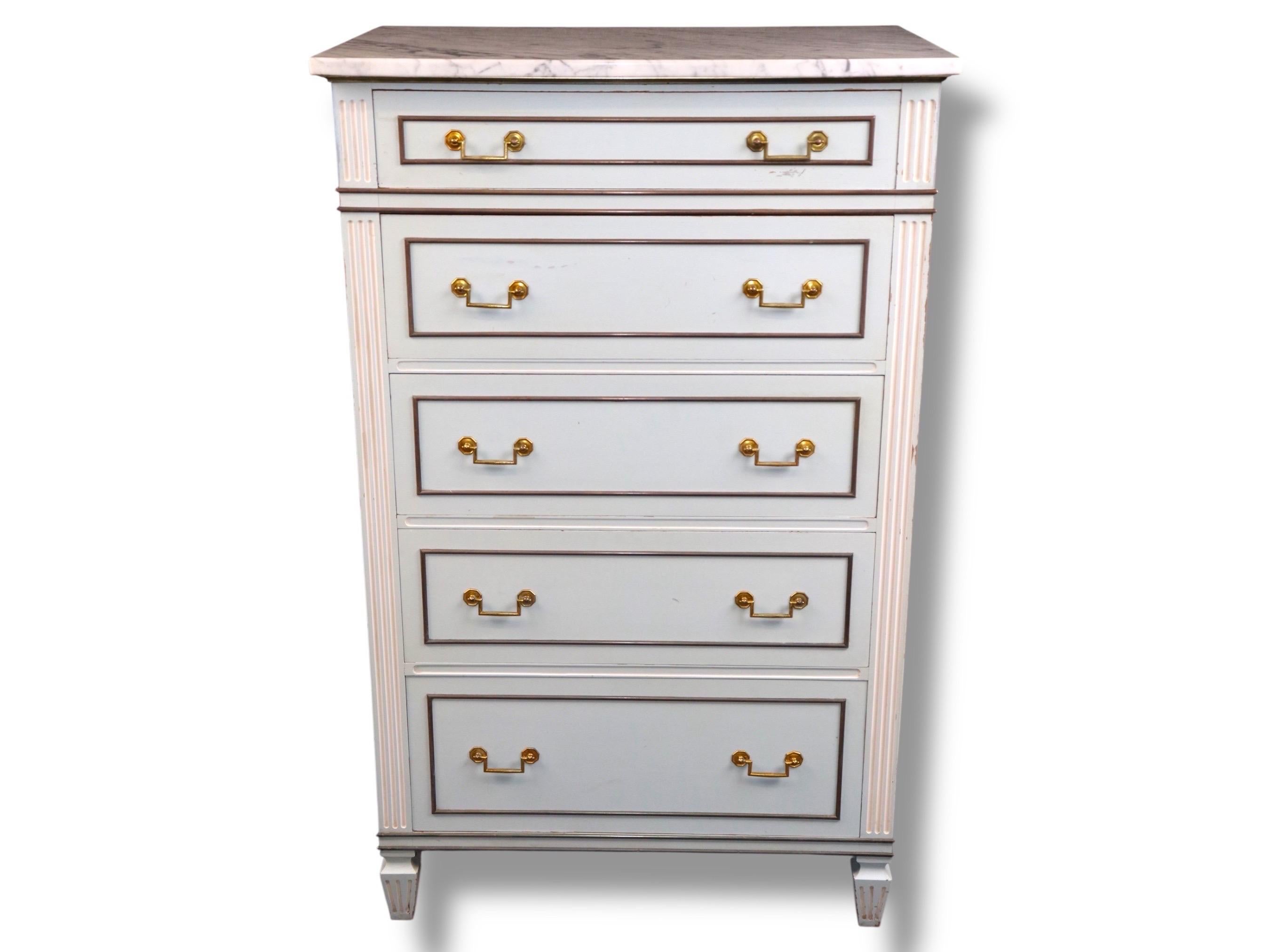 Dimensioni - H. H. 50 pollici L: 31 1/2 in D: 21 3/4 in 

Eleva i tuoi interni con questo raffinato cassettone in stile Luigi XVI, finemente lavorato e rifinito con una decorazione dipinta in azzurro. Questa cassapanca alta emana un elegante fascino