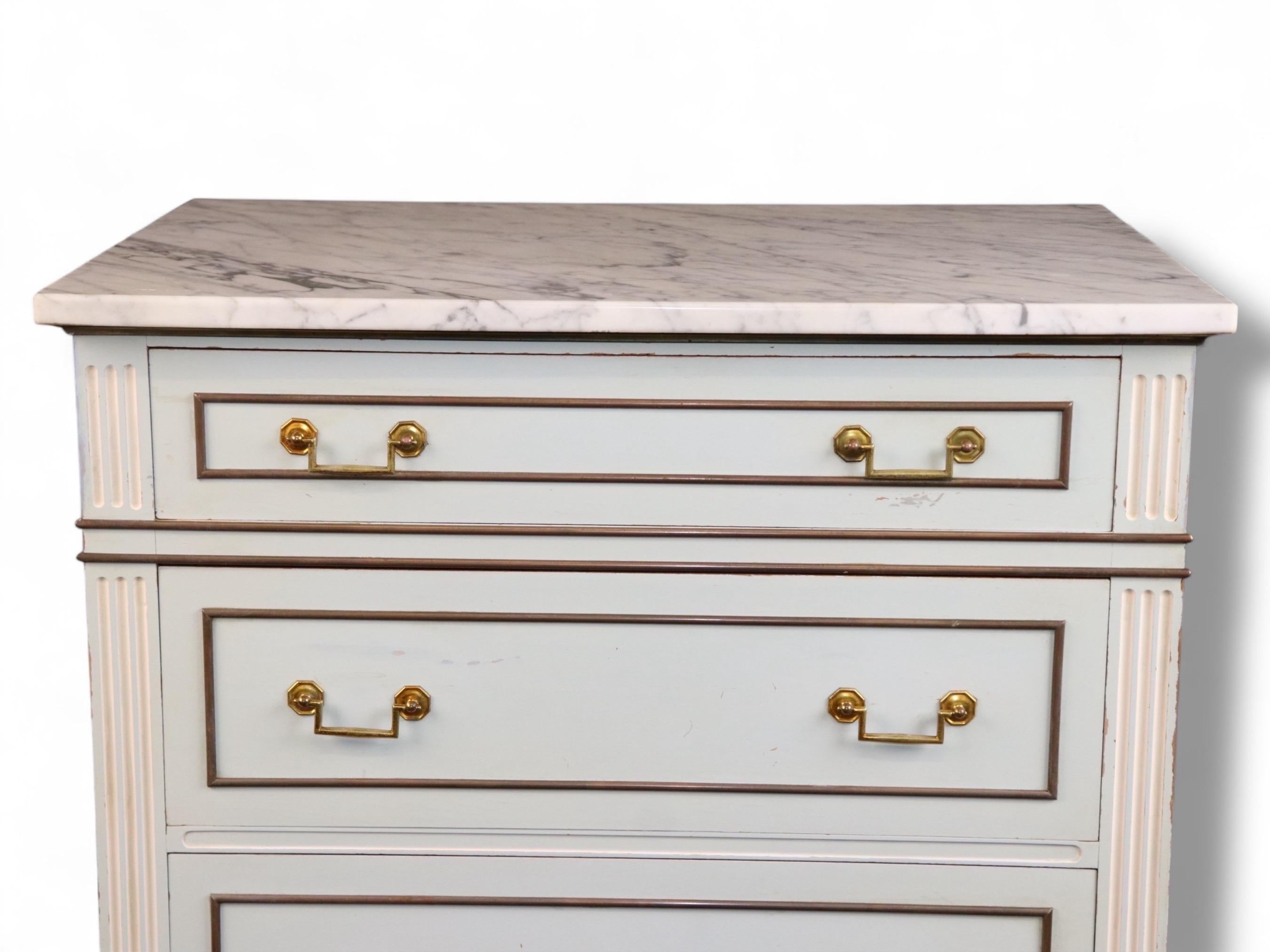 Ottone Cassettone in stile Luigi XVI decorato con vernice blu baby e piano in marmo in vendita