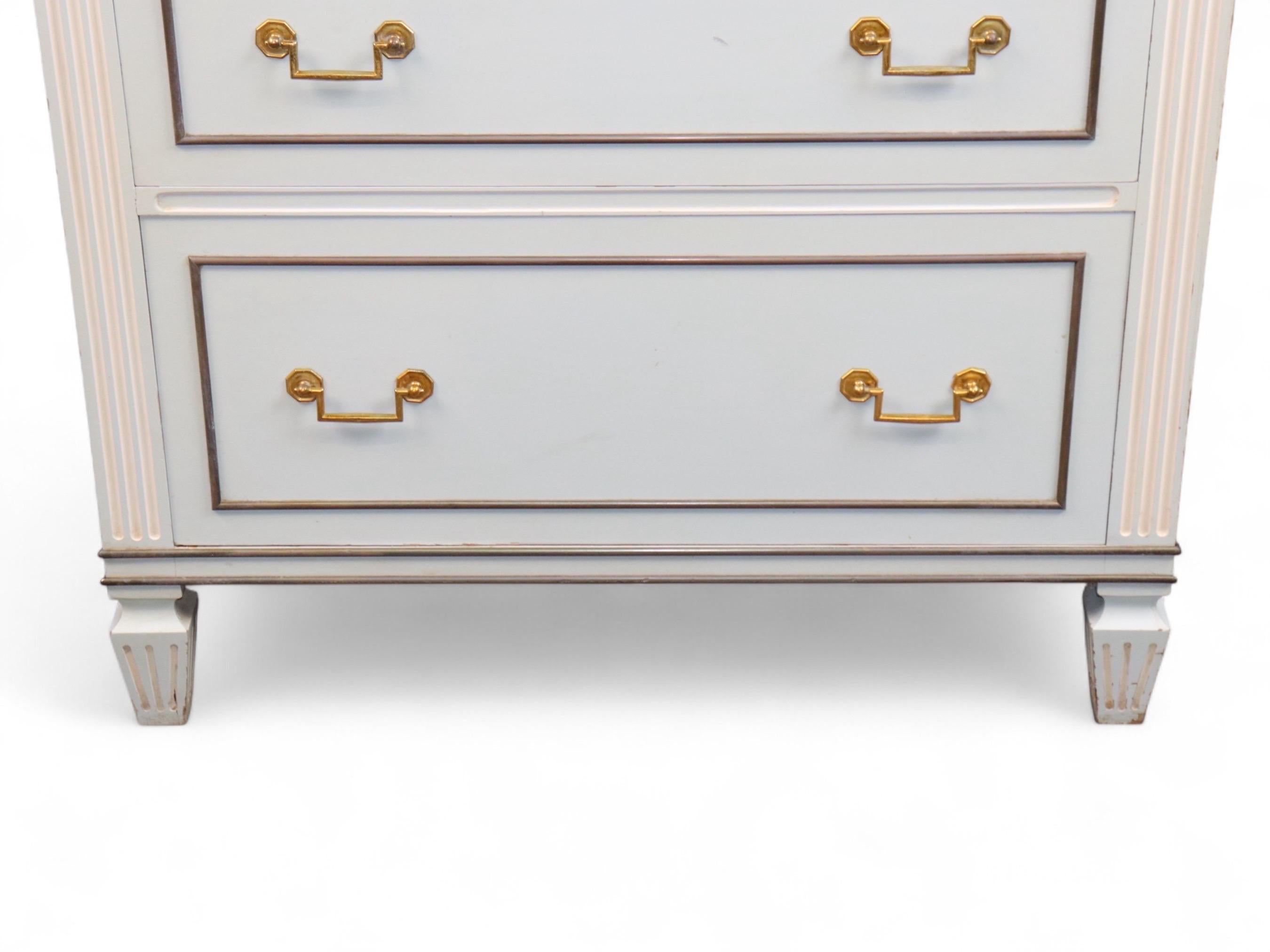 Cassettone in stile Luigi XVI decorato con vernice blu baby e piano in marmo in vendita 1