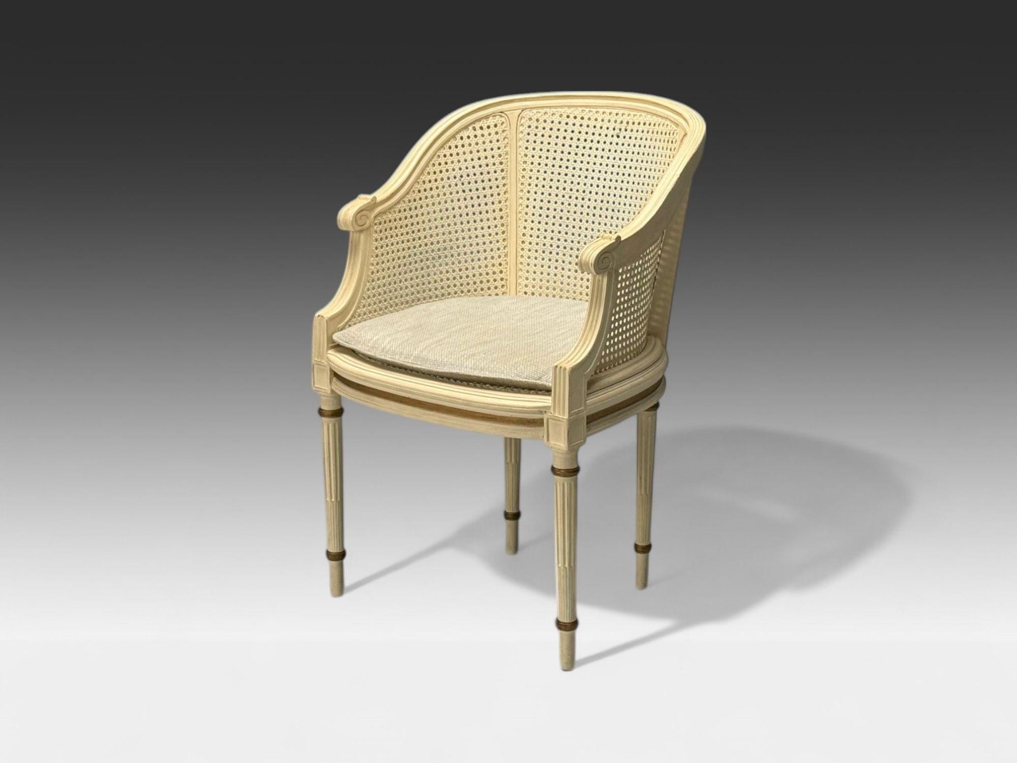 Chaise d'appoint de style Louis XVI à dossier baril, bois peint en crème et rotin, années 1960

Bois peint en crème, canne ; États-Unis, années 1960

Hauteur : 33.25 pouces, Largeur : 22.5 pouces, Profondeur : 22 pouces, Hauteur du siège : 19 pouces