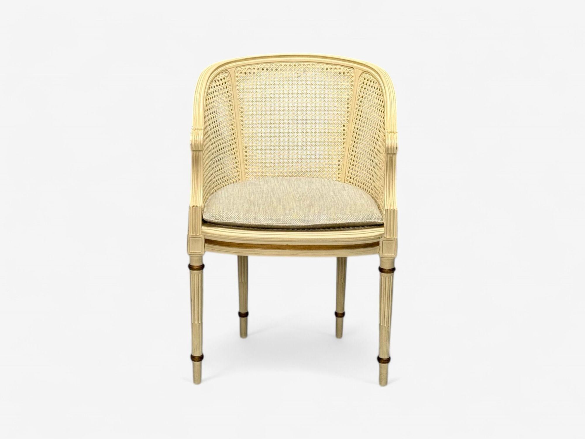 Chaise d'appoint de style Louis XVI à dossier baril, bois peint en crème et rotin, années 1960 Bon état - En vente à Manhasset, NY