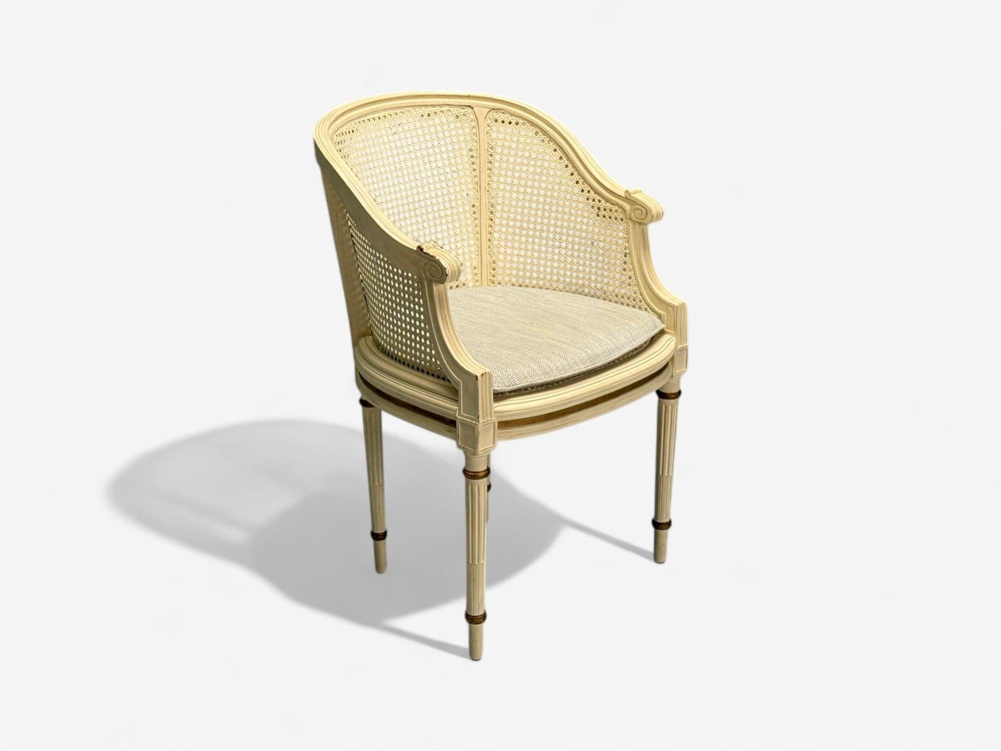 Milieu du XXe siècle Chaise d'appoint de style Louis XVI à dossier baril, bois peint en crème et rotin, années 1960 en vente