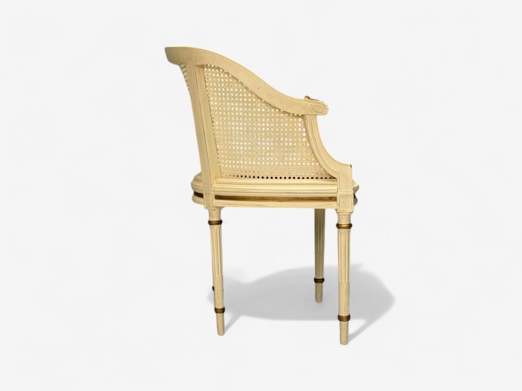Chaise d'appoint de style Louis XVI à dossier baril, bois peint en crème et rotin, années 1960 en vente 2