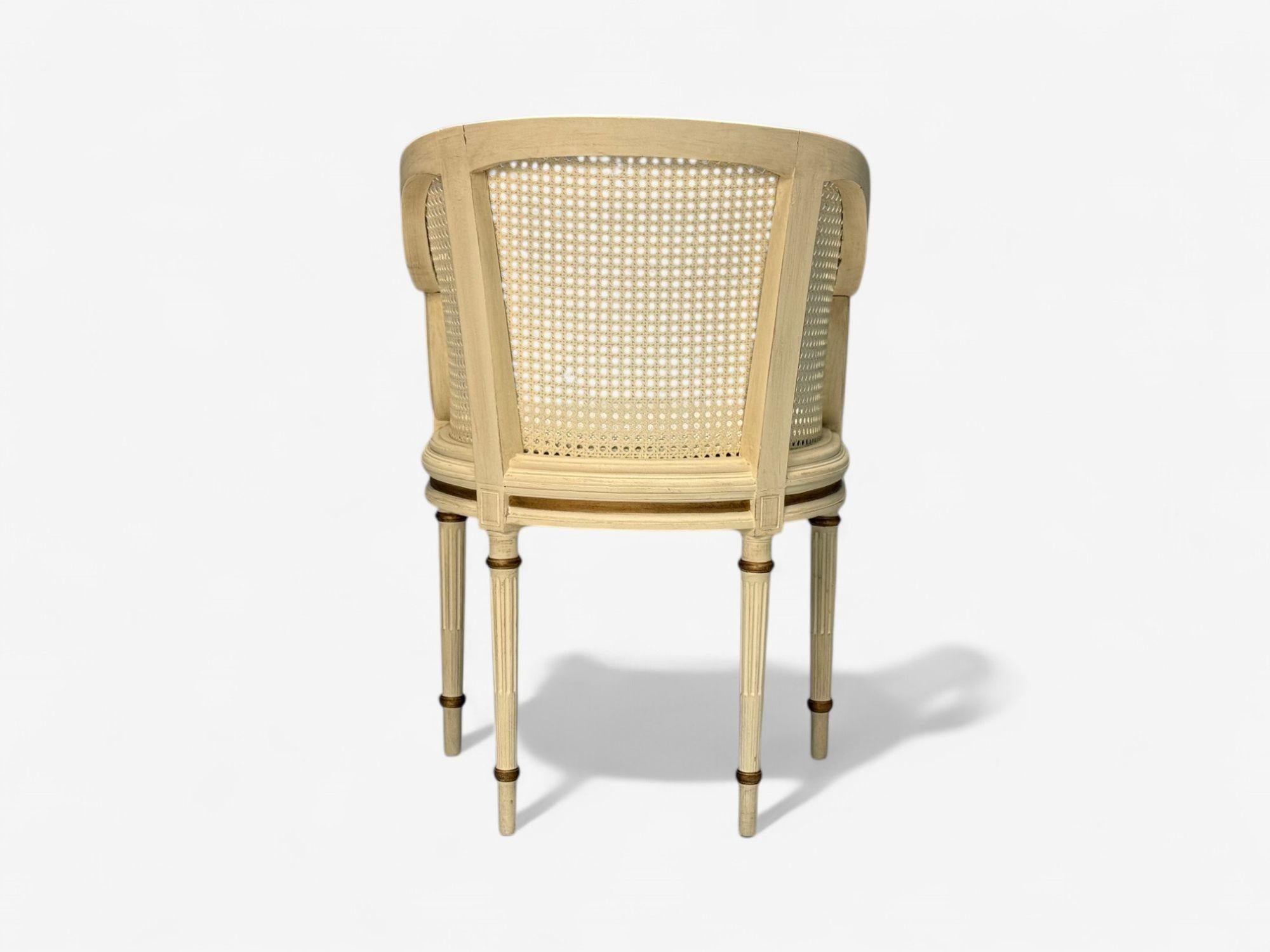 Chaise d'appoint de style Louis XVI à dossier baril, bois peint en crème et rotin, années 1960 en vente 3