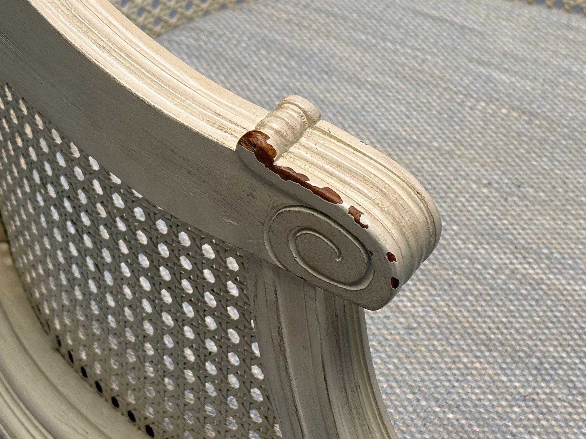 Chaise d'appoint de style Louis XVI à dossier baril, bois peint en crème et rotin, années 1960 en vente 4