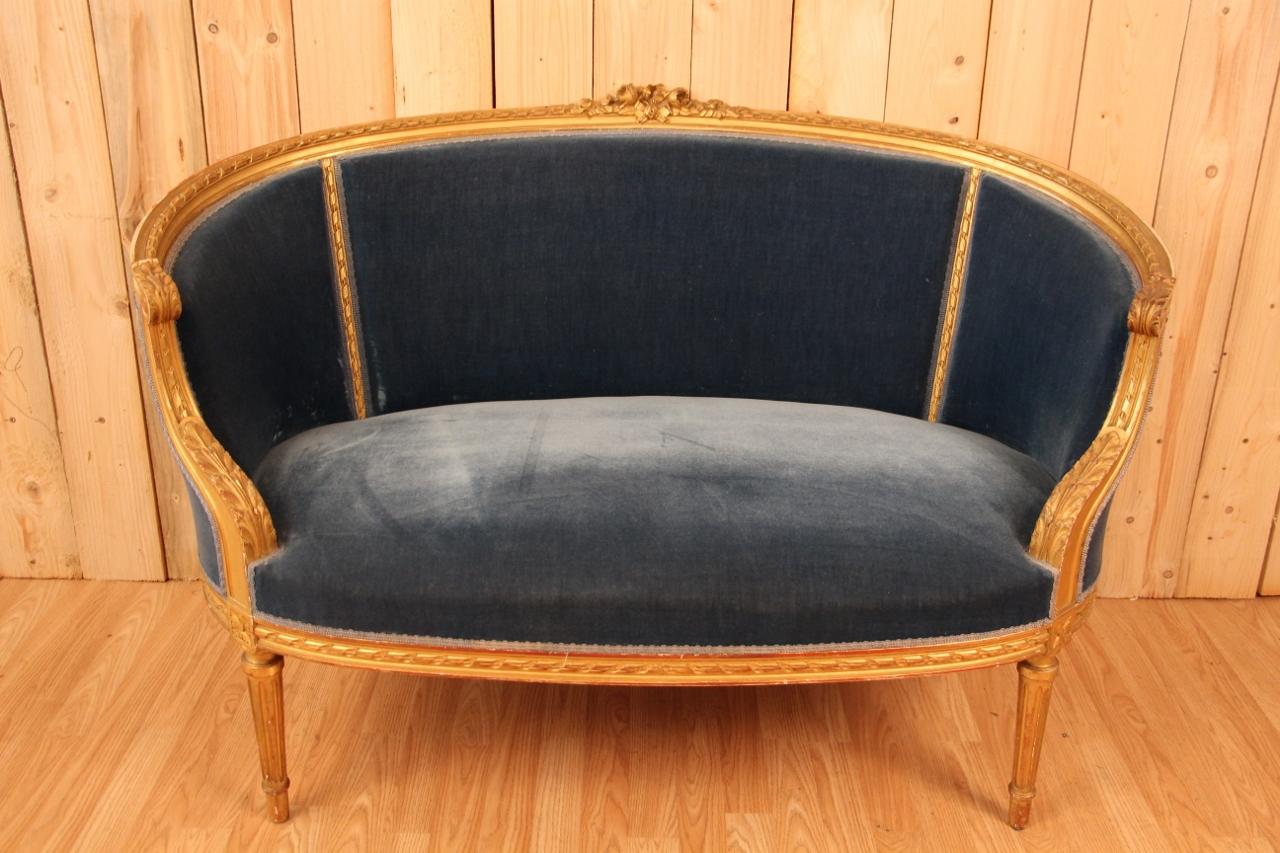Louis XVI style basket sofa from late 19th century overall in very good condition, minimal wear to the gilding and velvet due to wear.