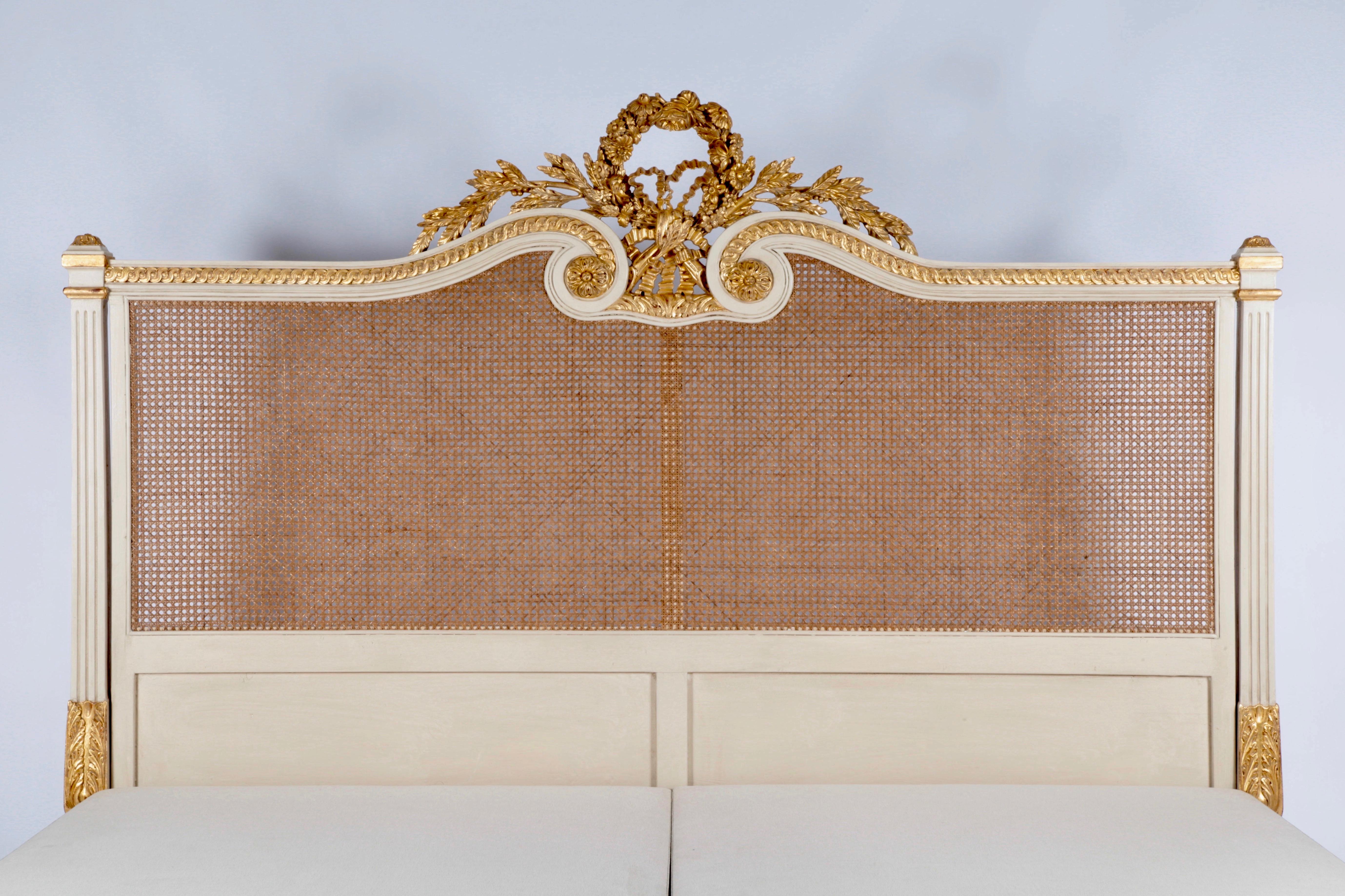La cama Rosace: tallada a mano al estilo Luis XVI por La Maison London Inglés en venta