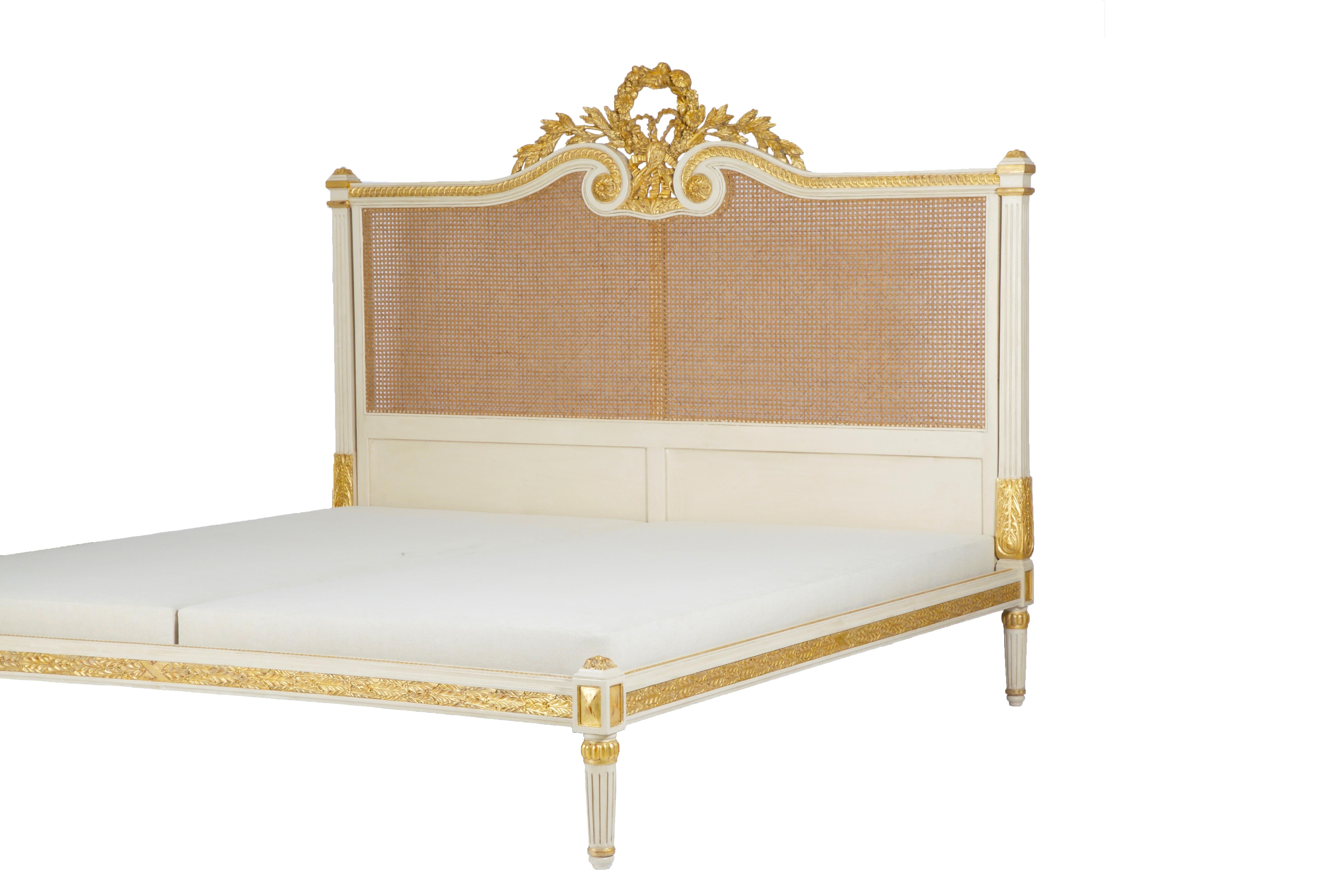 Das Bett Rosace ist ein elegantes Beispiel für den französischen LXVI-Stil. Mit seinen klassischen Säulen und den zurückhaltenden Verzierungen steht das Bettgestell aufrecht und strahlt ein edles Vertrauen aus. Der Scheitelpunkt des Kopfteils ist
