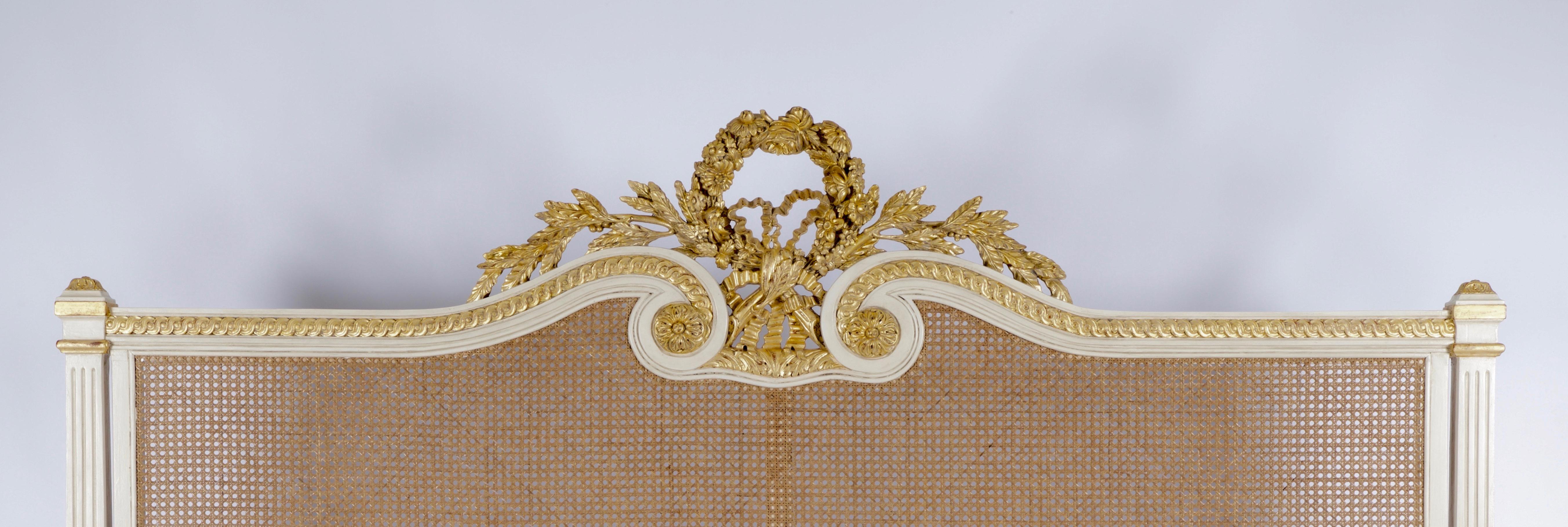 Rosace-Bett: Handgeschnitzt im Louis-XVI.-Stil von La Maison London (Englisch) im Angebot