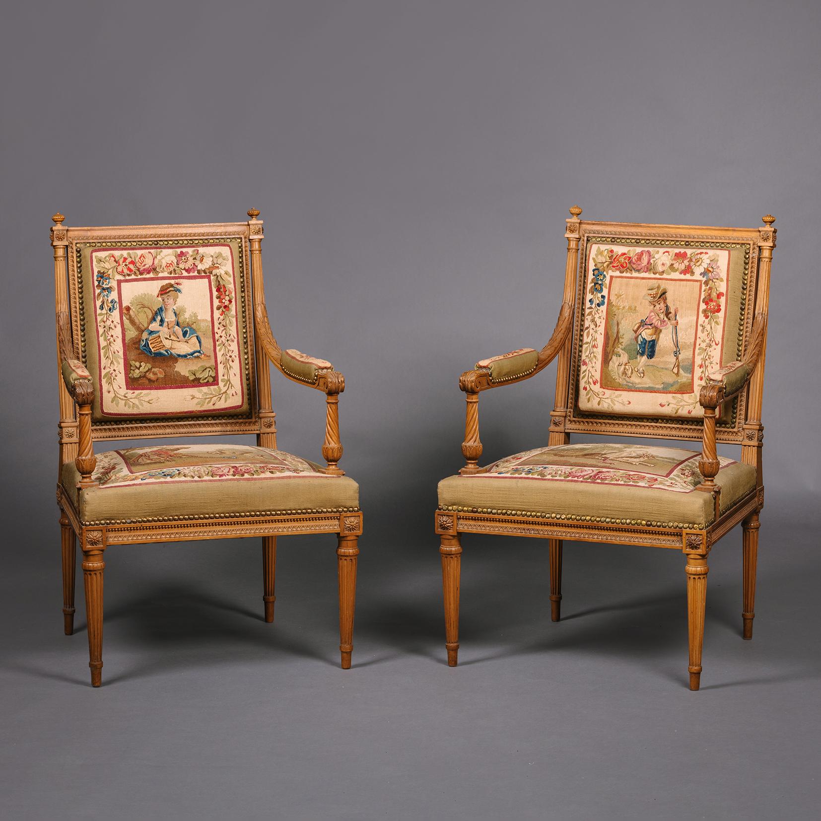 Salon de style Louis XVI en bois de hêtre et tapisserie d'Aubusson, composé de cinq pièces.

Comprenant un canapé et quatre fauteuils, les cadres en bois de hêtre finement sculptés de perles, de pétales stylisés et de feuilles d'acanthe, sur des