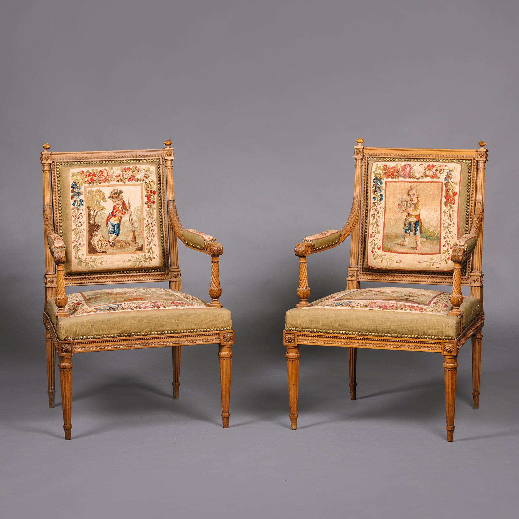 Français Suite de salon de cinq pièces de style Louis XVI en bois de hêtre et tapisserie d'Aubusson en vente