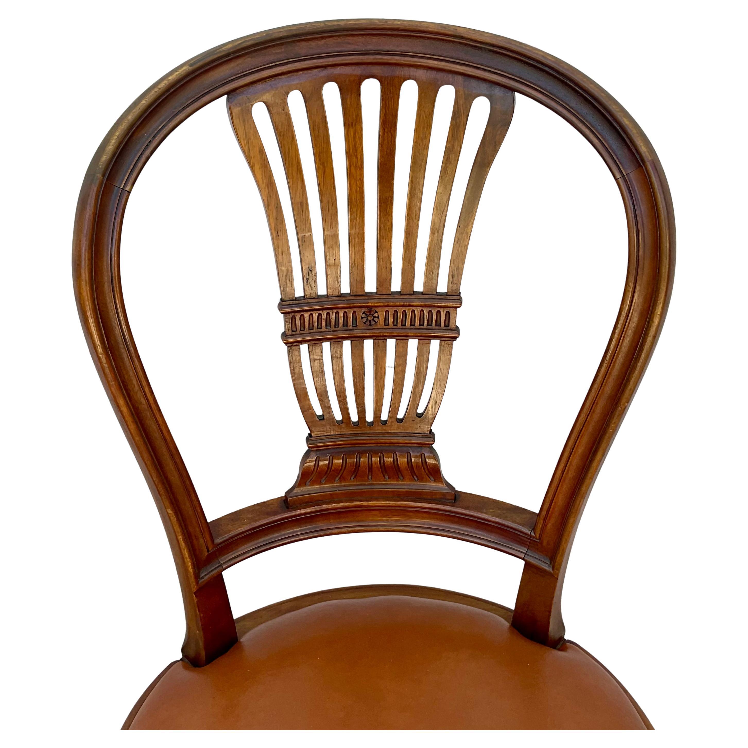 Favoloso set di otto sedie da pranzo in stile Luigi XVI. Le sedie sono caratterizzate da un intramontabile schienale a palloncino, sedute in morbida pelle marrone e gambe scanalate con tappi in ottone. I sedili in pelle sono rimovibili. Tutte e otto