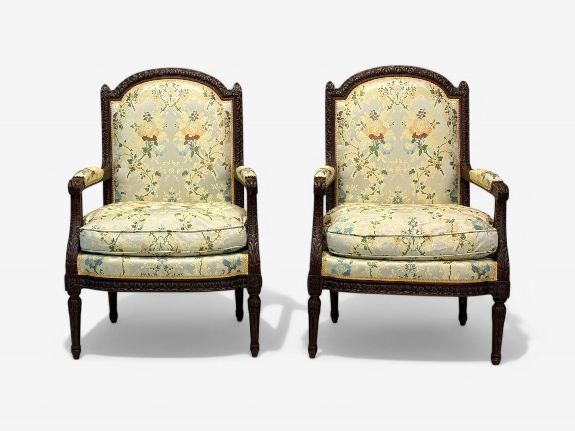 Sillas de brazos o de salón, estilo Luis XVI, madera de haya, tela floral, Francia, S. XX.

Pareja de bergère o sillones de salón de estilo Luis XVI diseñados y fabricados en Francia a mediados del siglo XX. Todos los ejemplares tienen marcos de