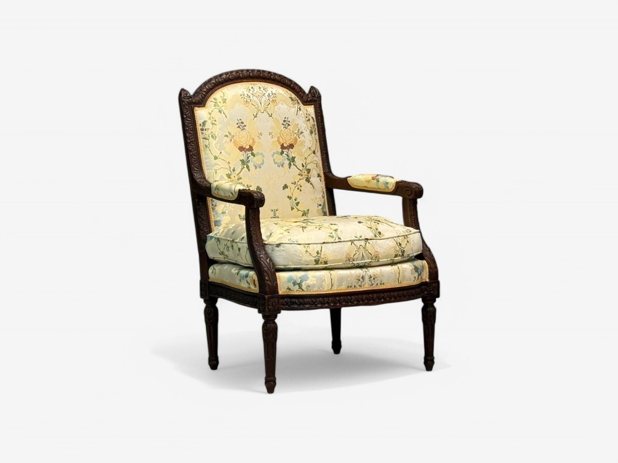 Sillas Bergere Estilo Luis XVI, Madera de Haya, Tela Floral, Francia, Años 40 en Bueno estado para la venta en Manhasset, NY