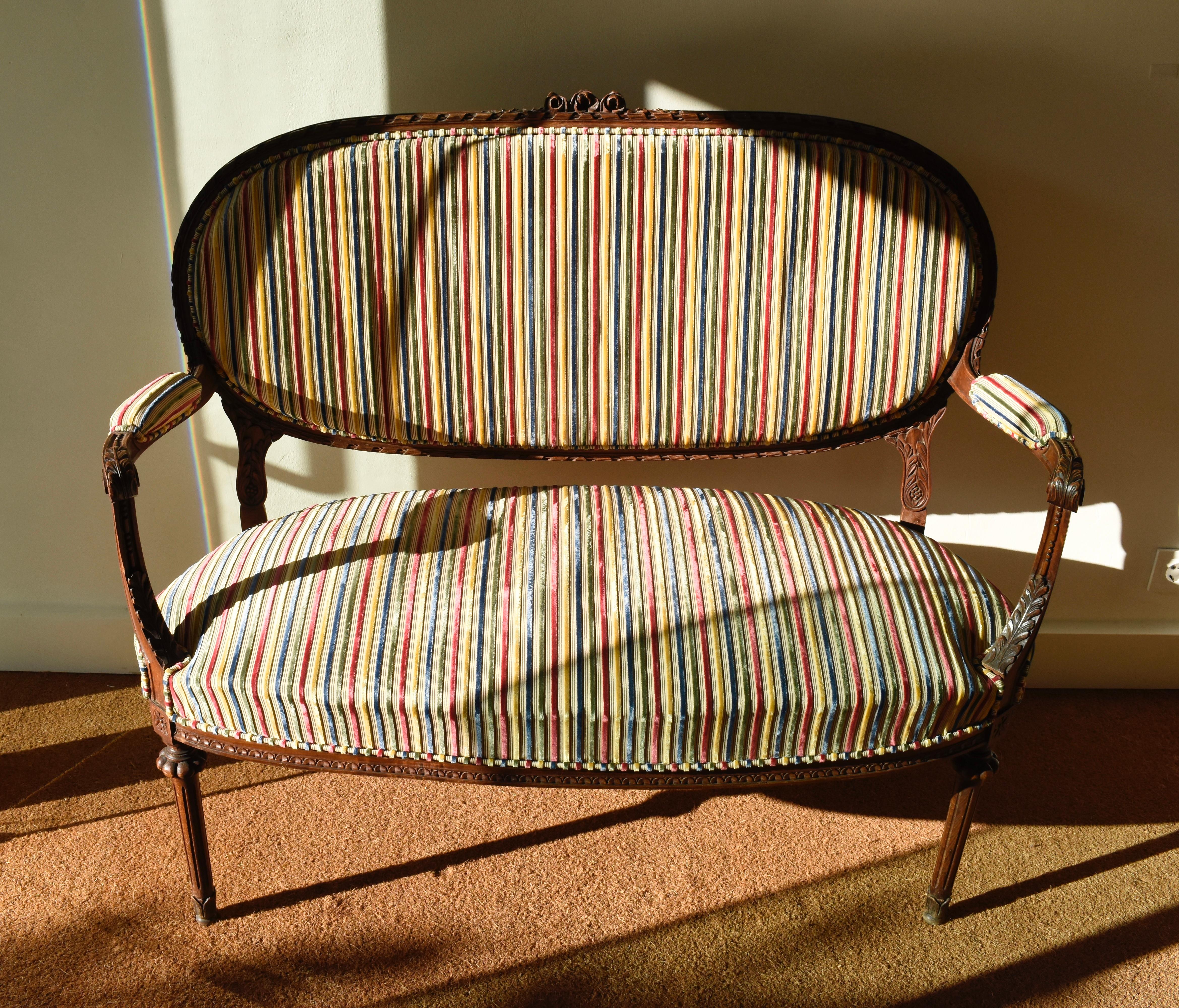 Bench Louis XVI Style
Carved wood and velvet upholstery

Measurements
125 x 60 x 115 (h) cm

Condition
Very good condition.