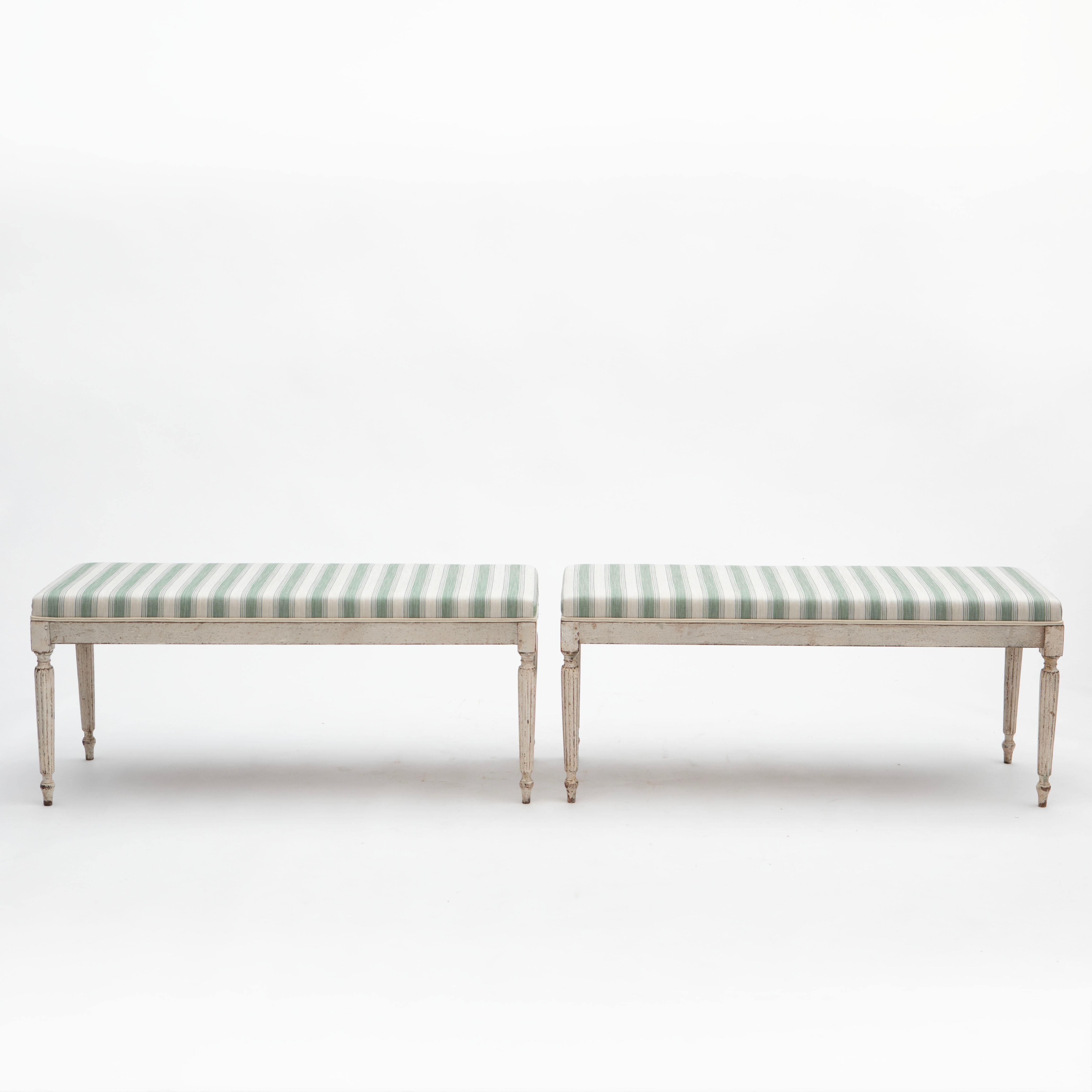 Bench im Louis-XVI.-Stil, weiß lackiert mit gestreiftem Stoff (Louis XVI.) im Angebot