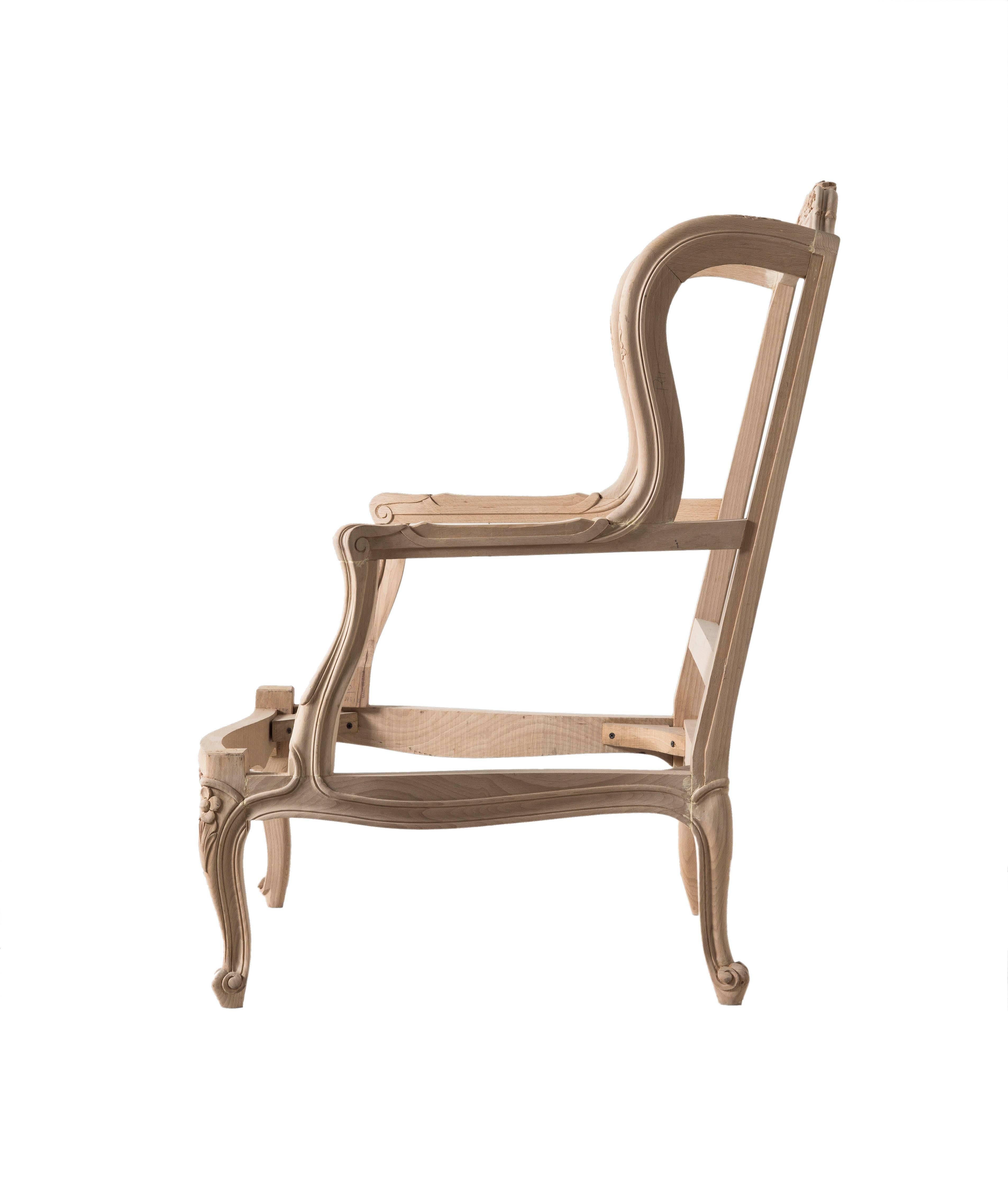 Louis XVI style Bergere chair in Italian beechwood
Hand-carved. Size: H 38.5