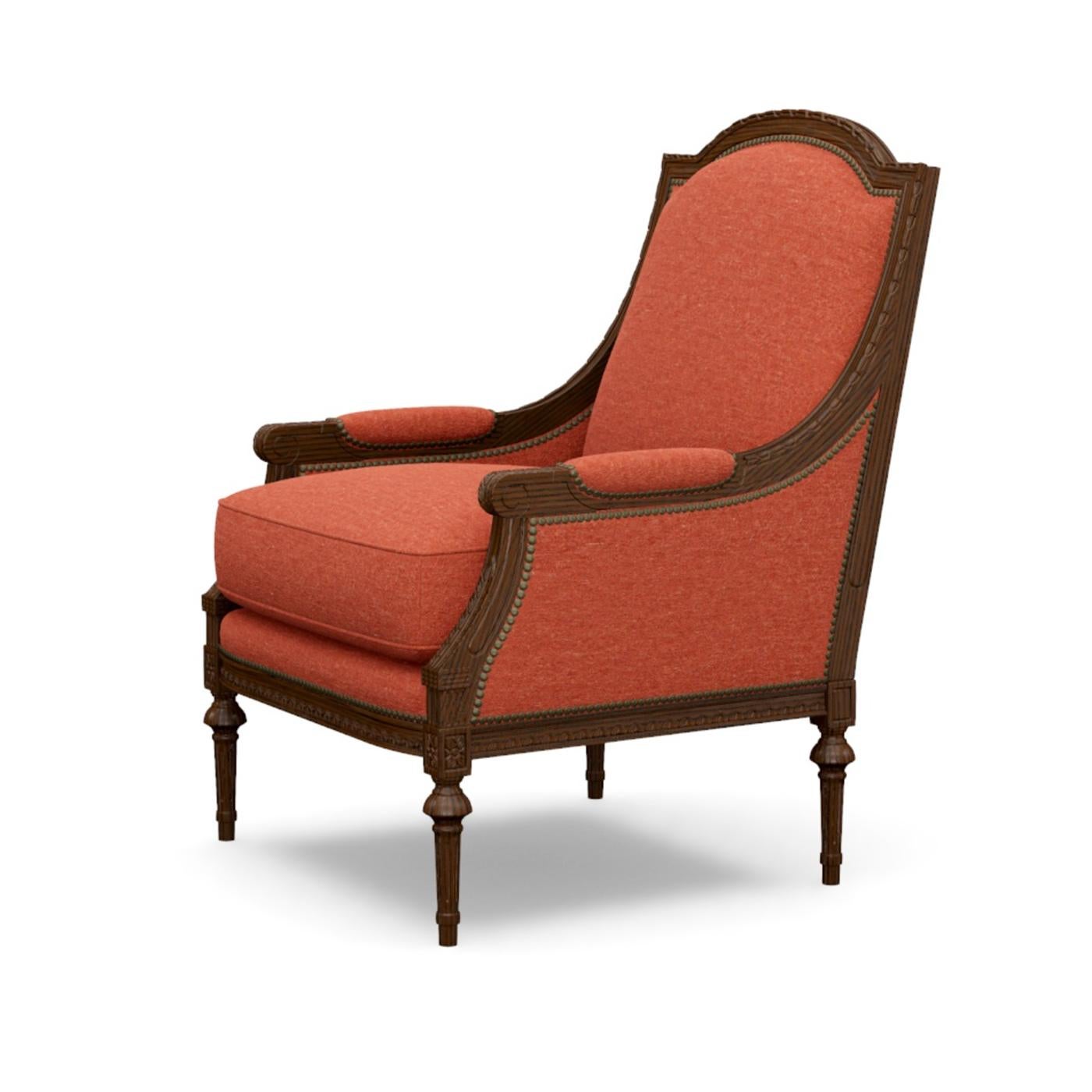Inspirado en un original del siglo XVIII, este fauteuil finamente tallado presenta una barandilla superior arqueada y tallada en papel retorcido y brazos acolchados suavemente descendentes que terminan en intrincadas volutas. El respaldo tapizado y