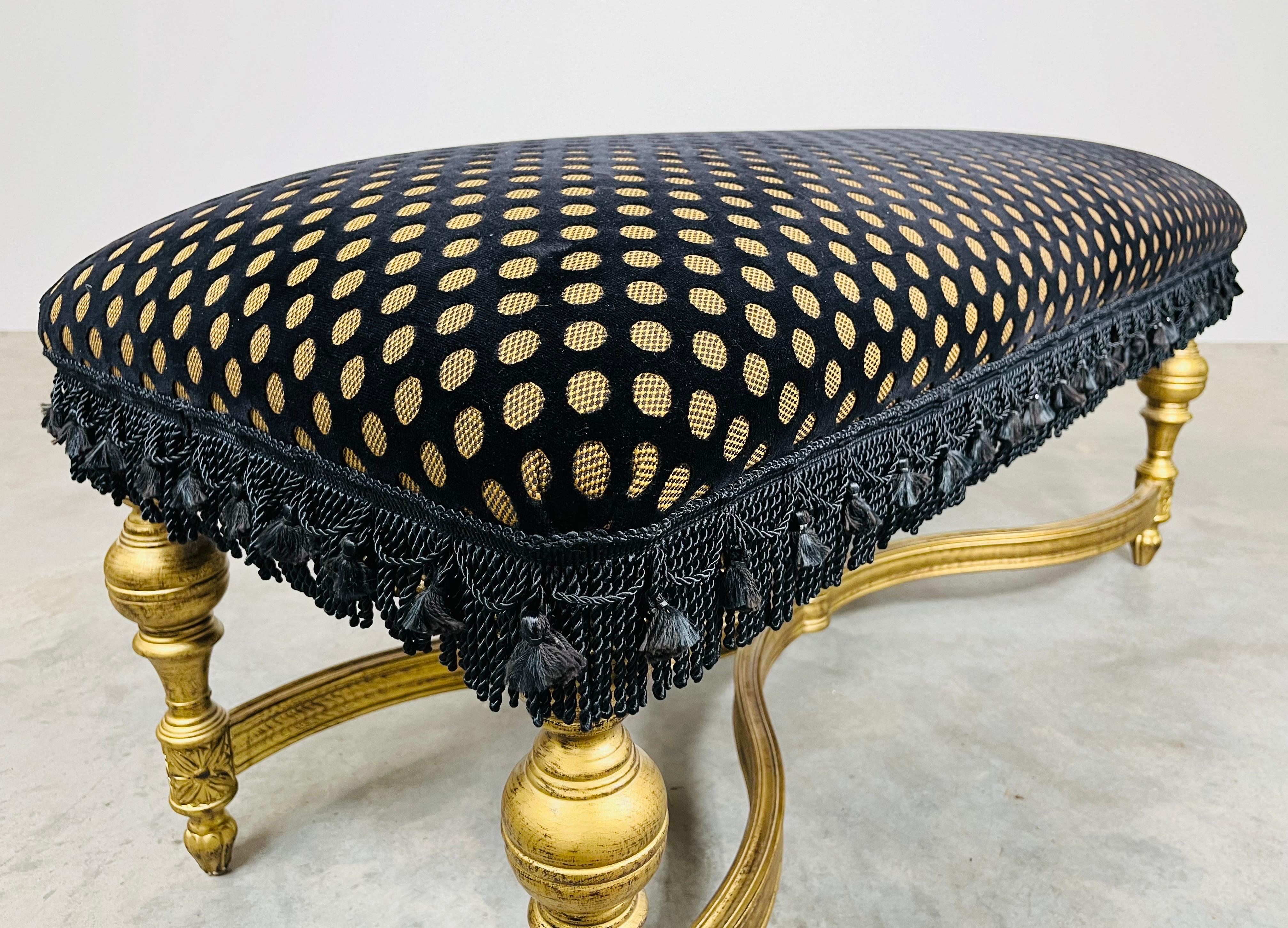 Sculpté à la main Ottoman ou banc de style Louis XVI en mohair noir et doré en vente