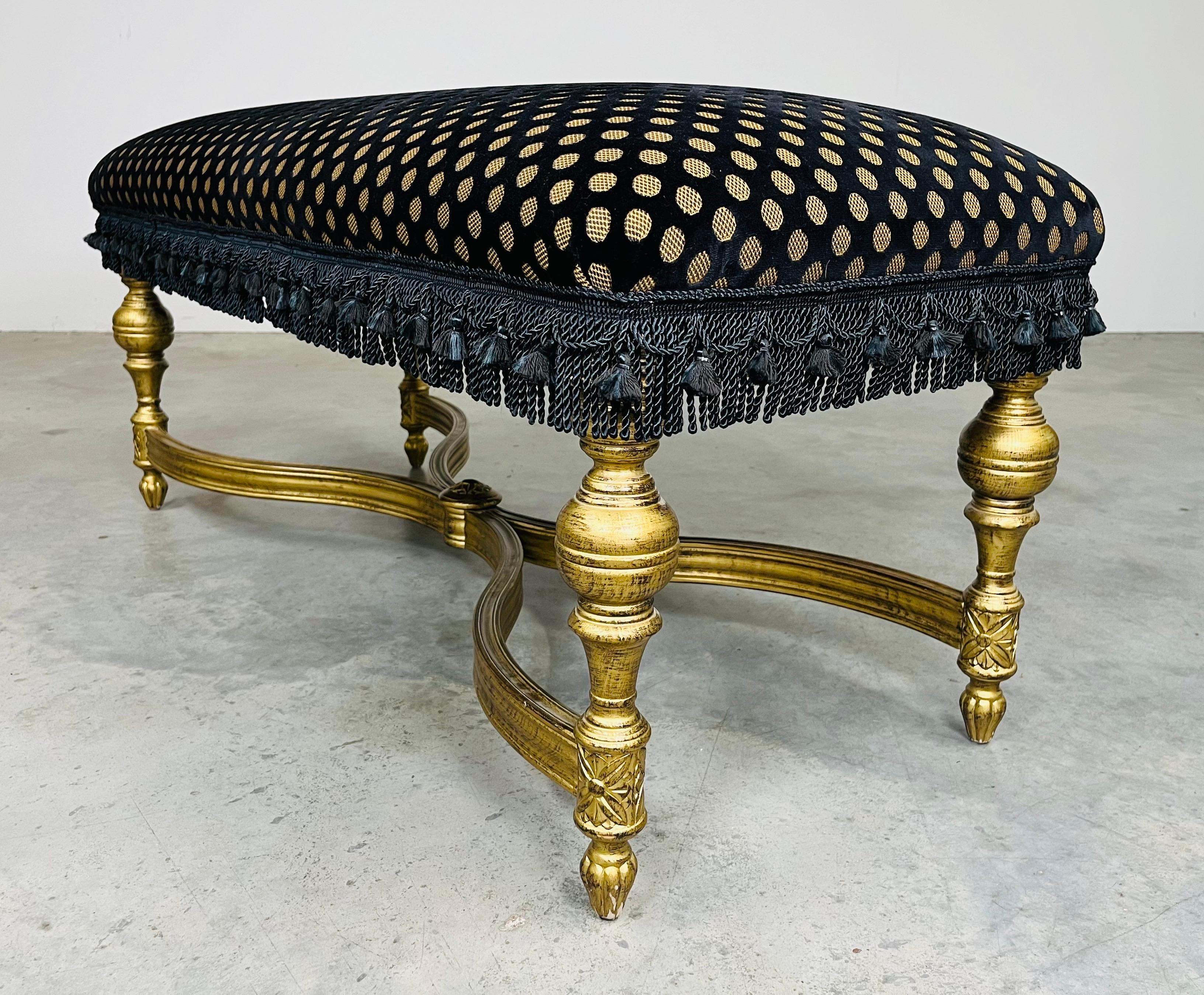 XXIe siècle et contemporain Ottoman ou banc de style Louis XVI en mohair noir et doré en vente